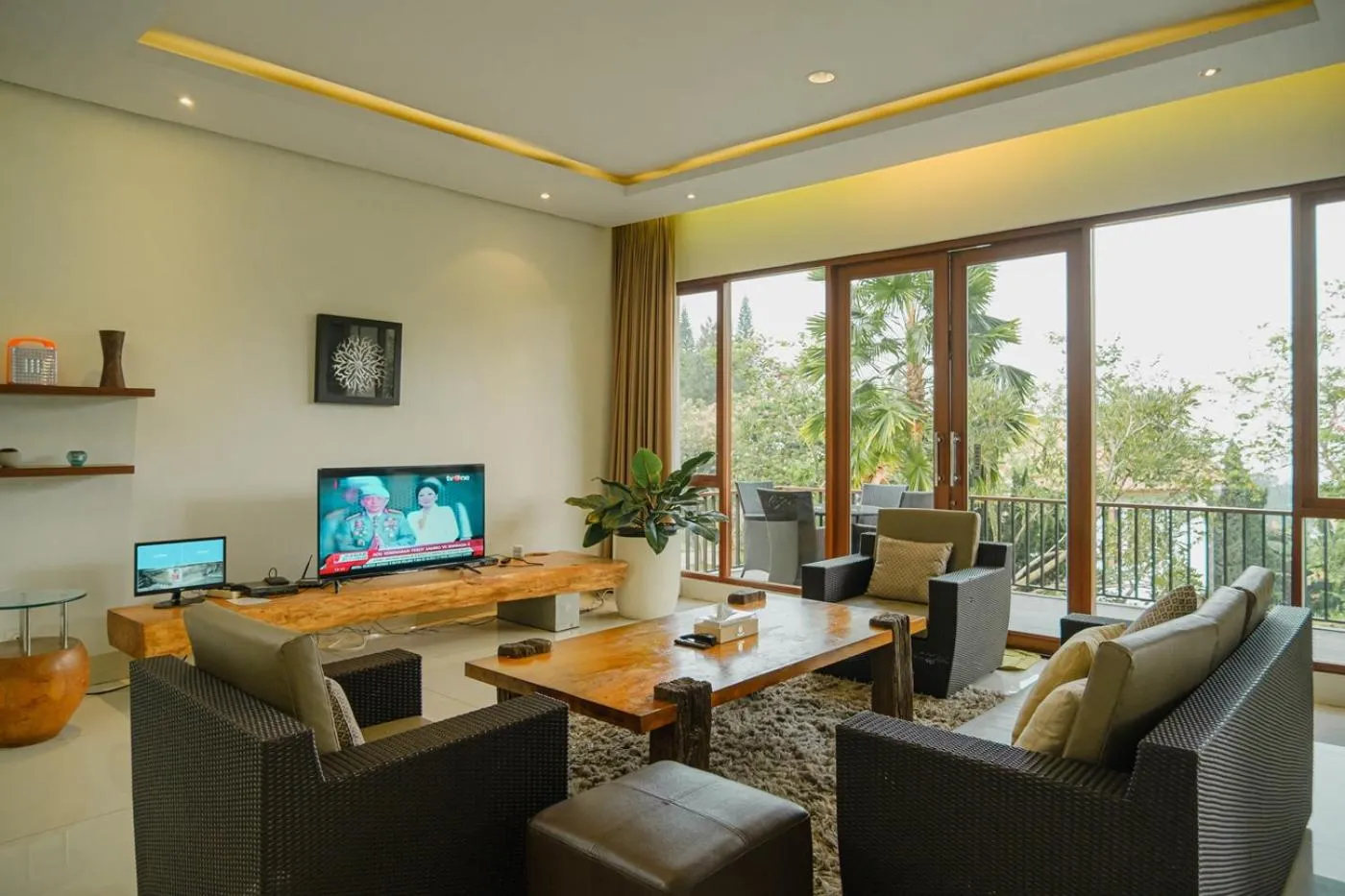 Entertainment in Oyama City View Villa 4 bedrooms with a private heated swimming pool