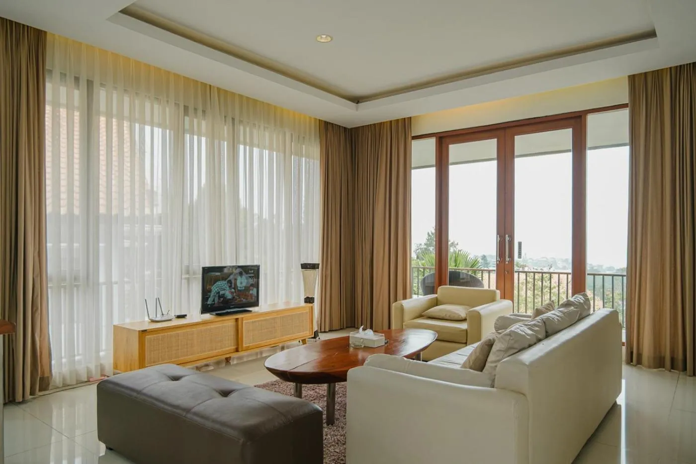 Living room in Oyama City View Villa 4 bedrooms with a private heated swimming pool