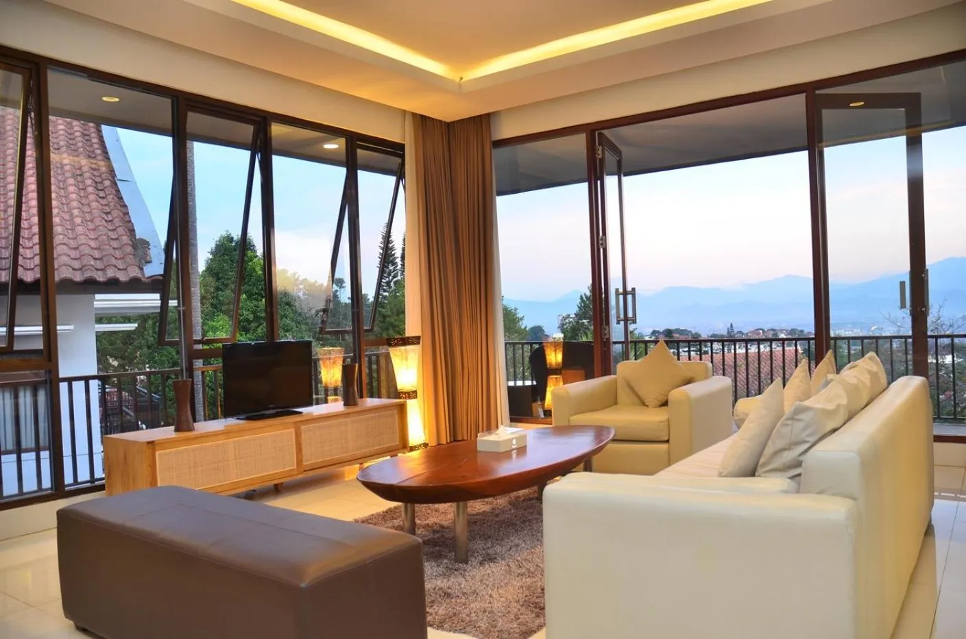 Living room in Oyama City View Villa 4 bedrooms with a private heated swimming pool