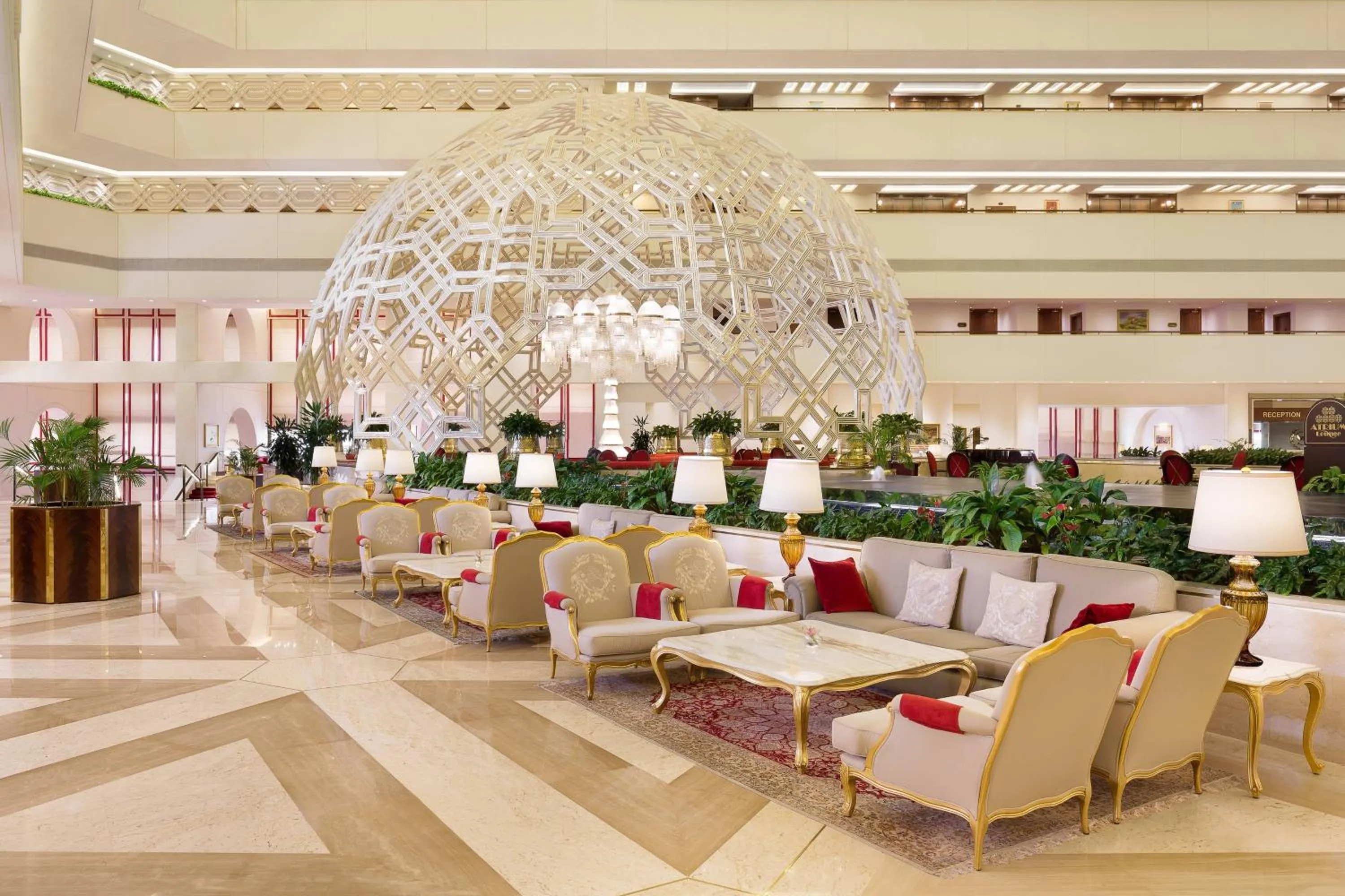 Lounge or bar in Sheraton Grand Doha Resort & Convention Hotel