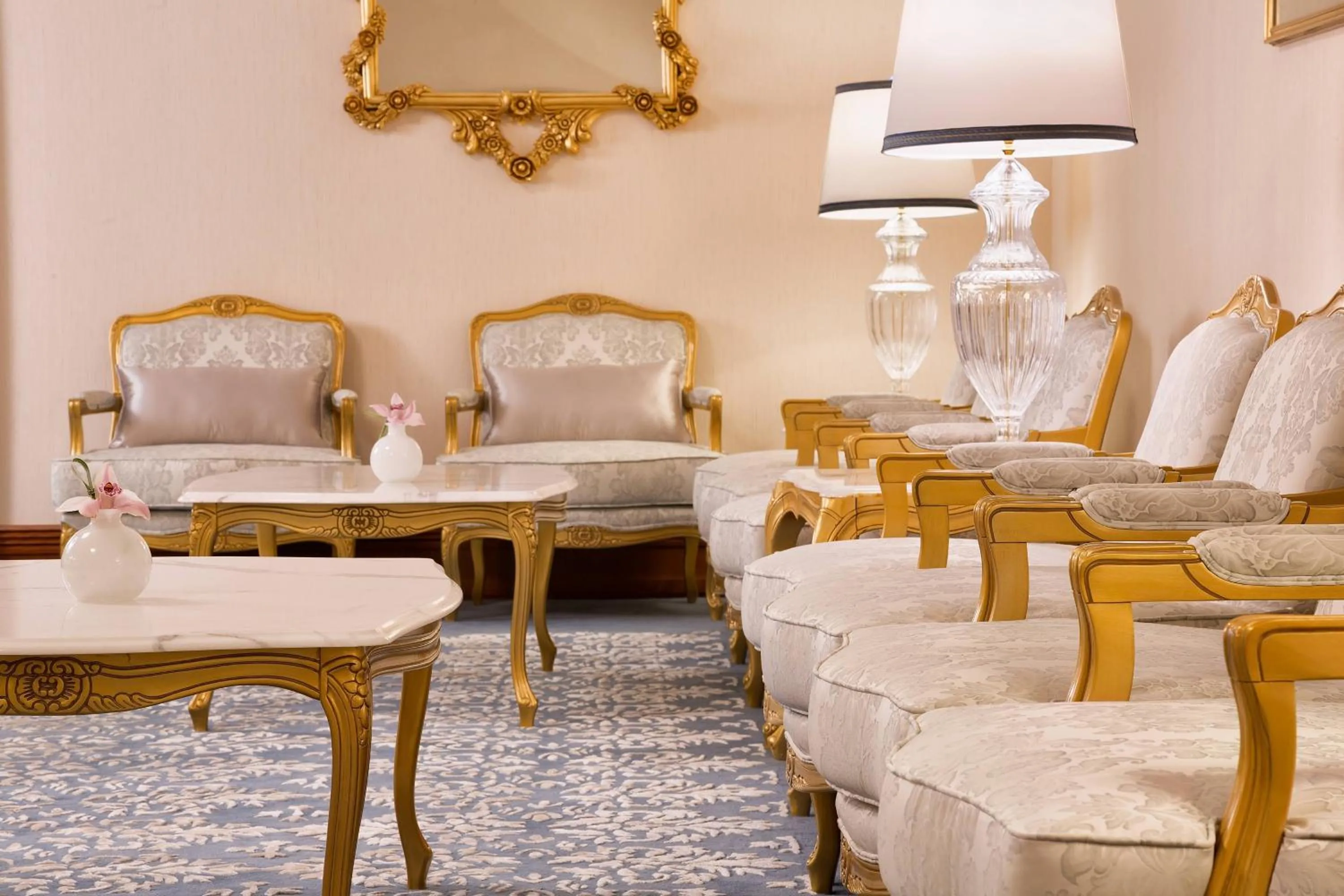 Lounge or bar in Sheraton Grand Doha Resort & Convention Hotel