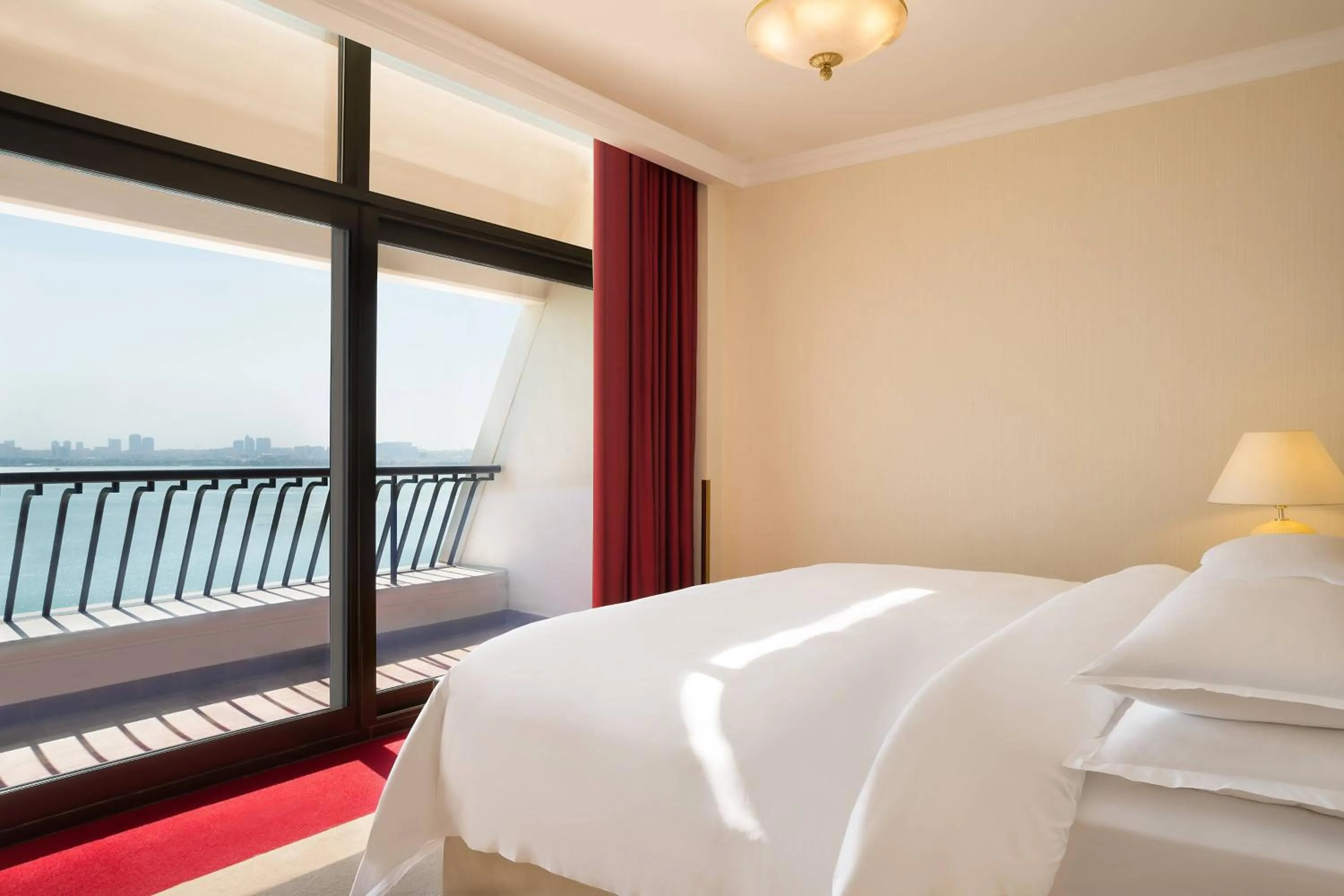 Bedroom, Bed in Sheraton Grand Doha Resort & Convention Hotel