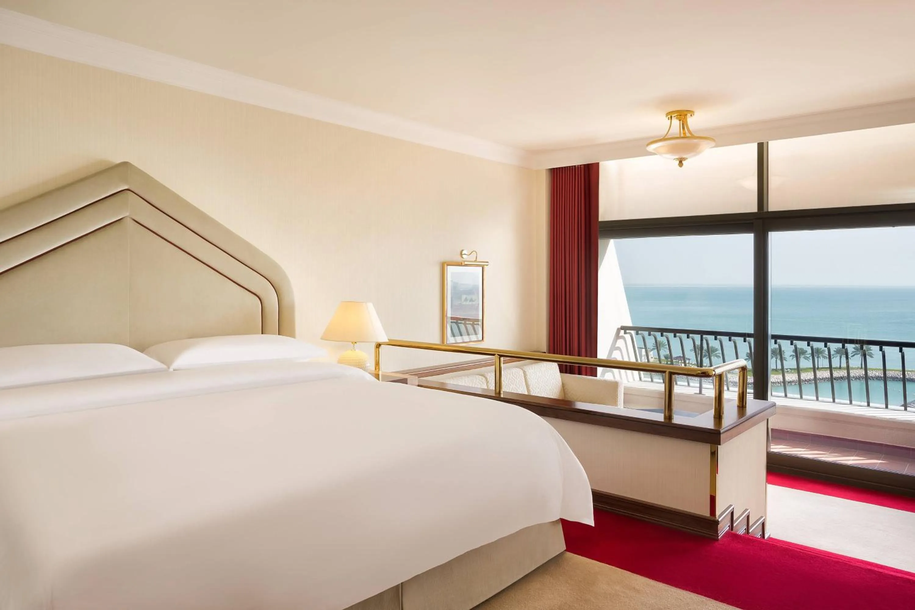 Bedroom, Bed in Sheraton Grand Doha Resort & Convention Hotel