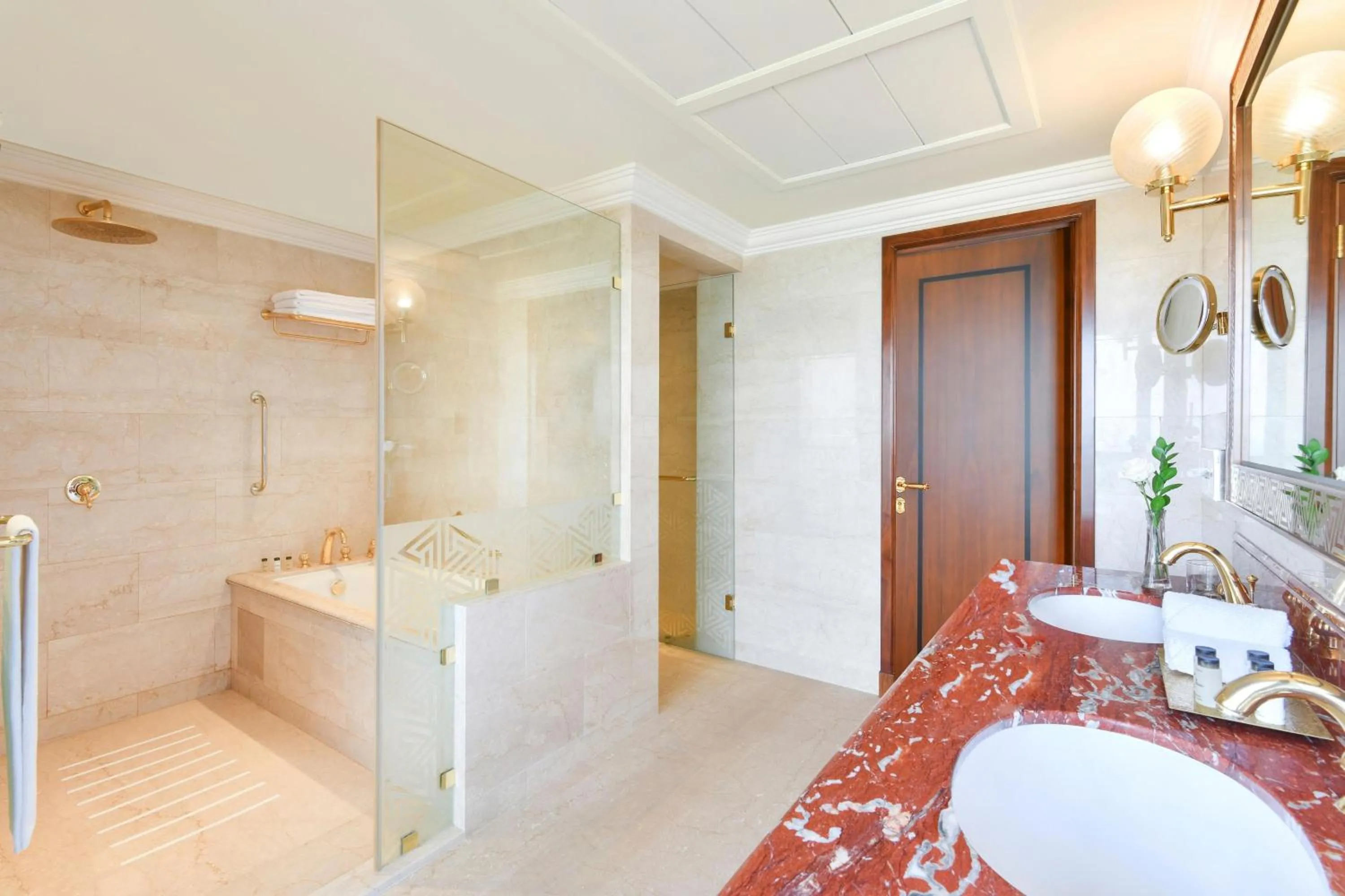 Bathroom, Bed in Sheraton Grand Doha Resort & Convention Hotel