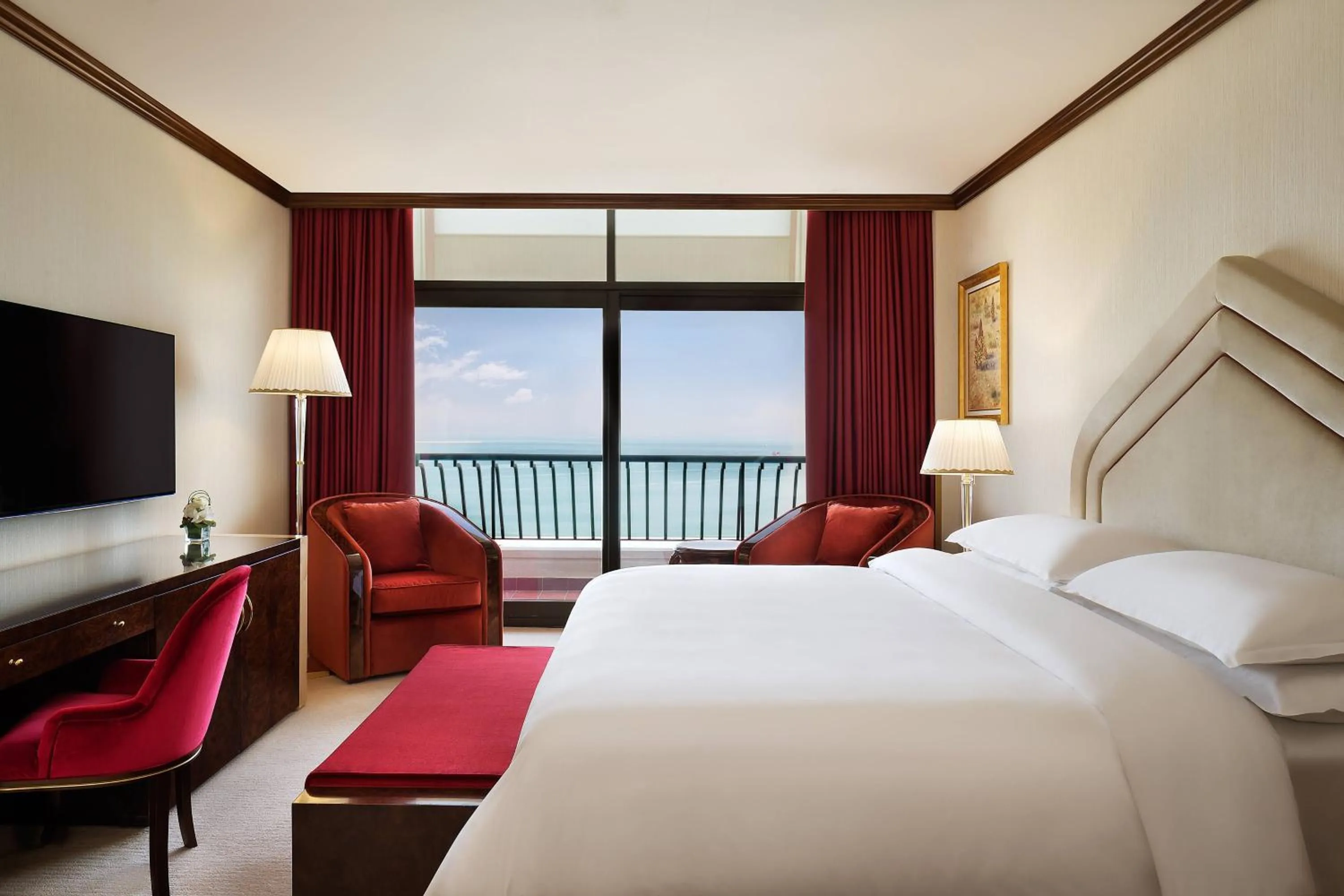 Photo of the whole room, Bed in Sheraton Grand Doha Resort & Convention Hotel