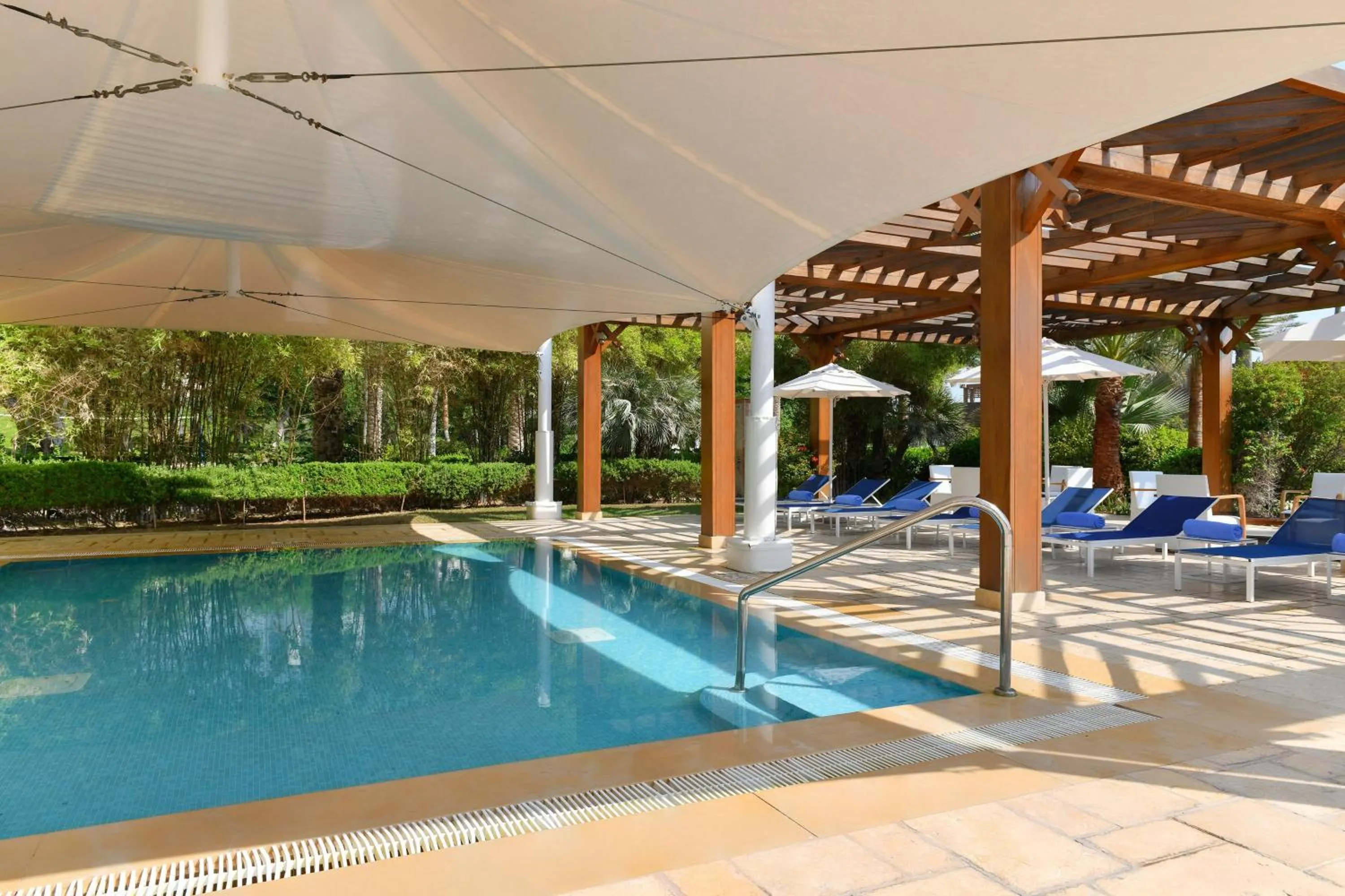 Swimming pool in Sheraton Grand Doha Resort & Convention Hotel