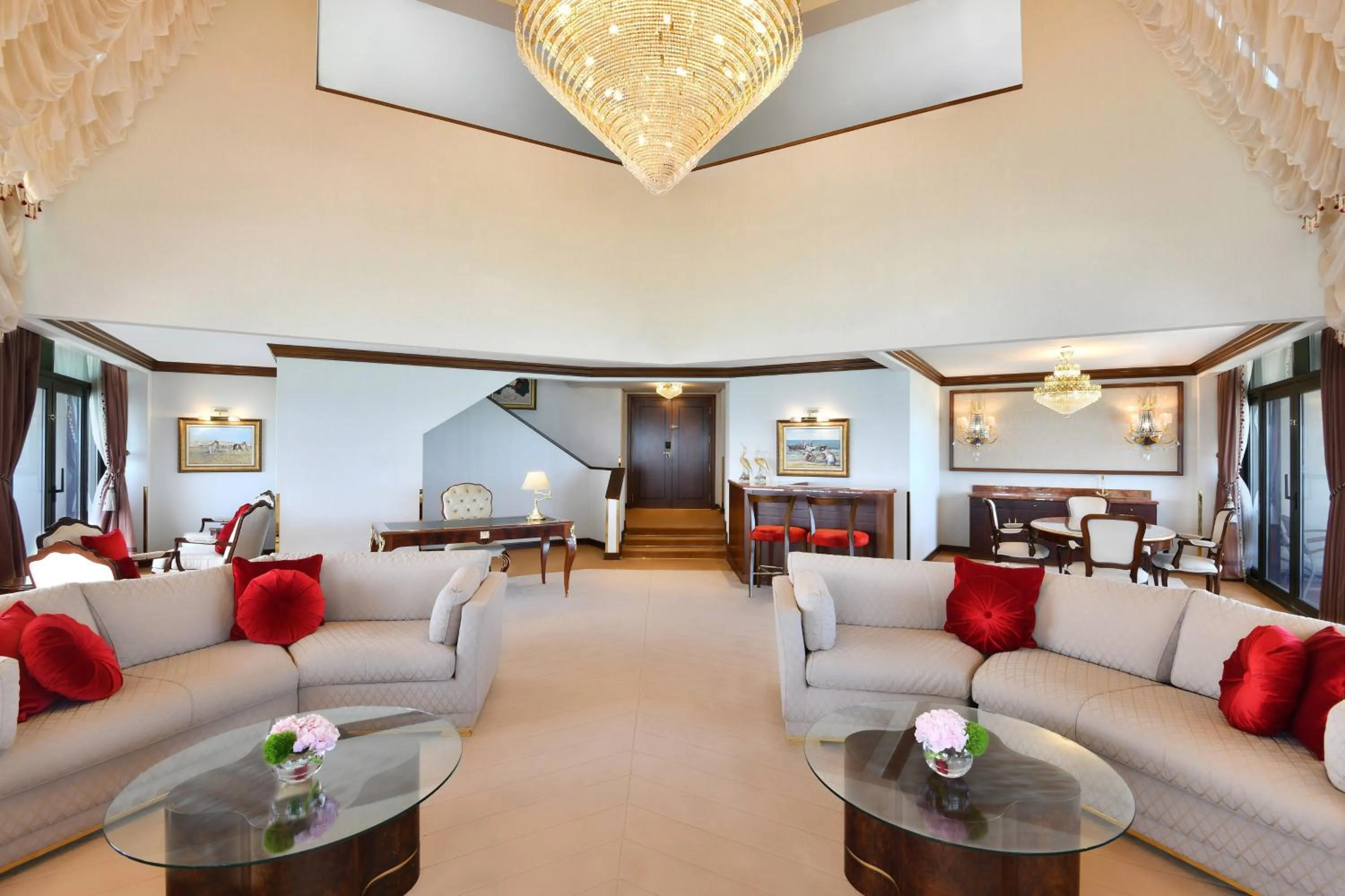 Living room in Sheraton Grand Doha Resort & Convention Hotel