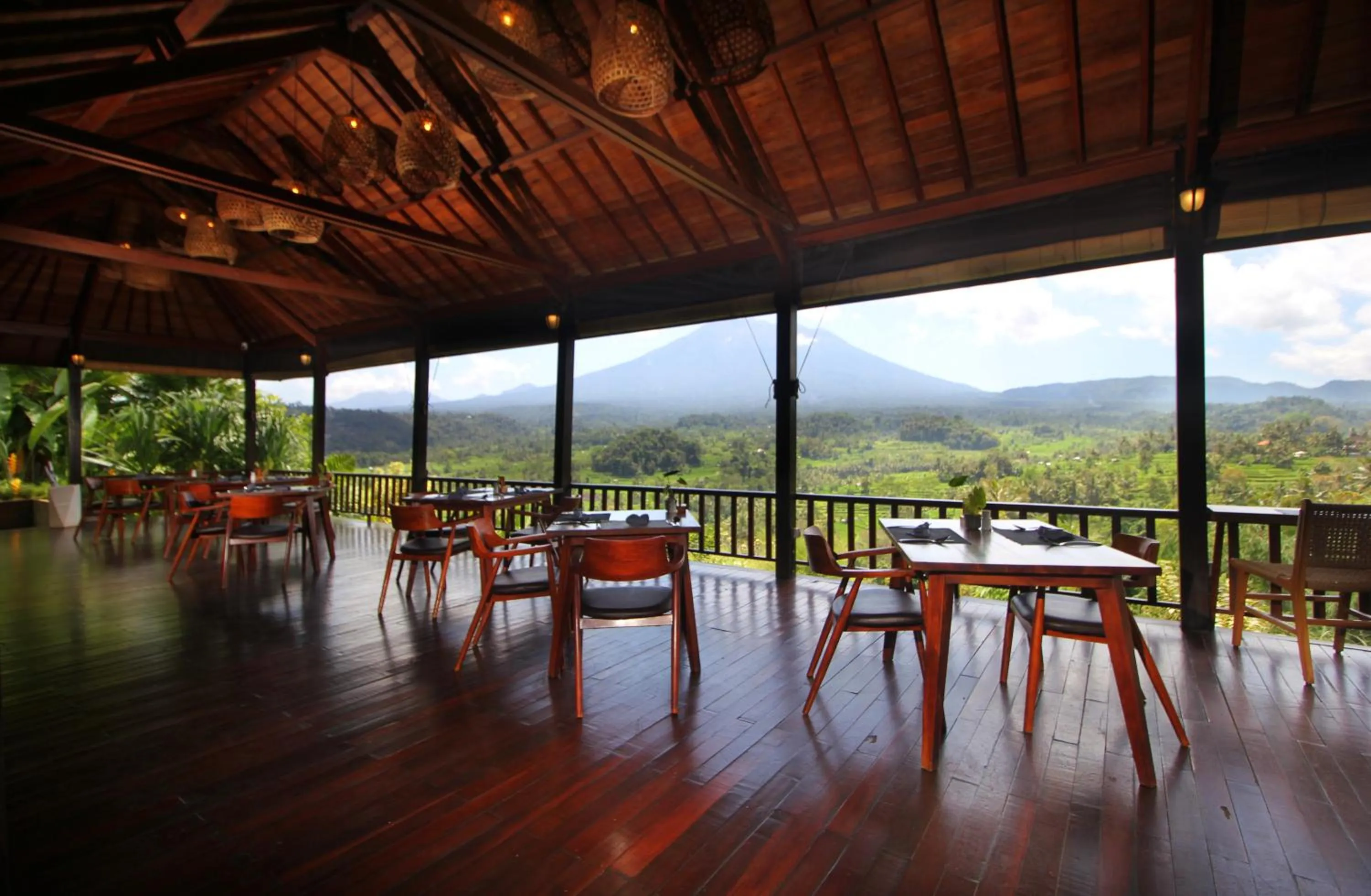 Restaurant/places to eat in Patal Kikian Villa