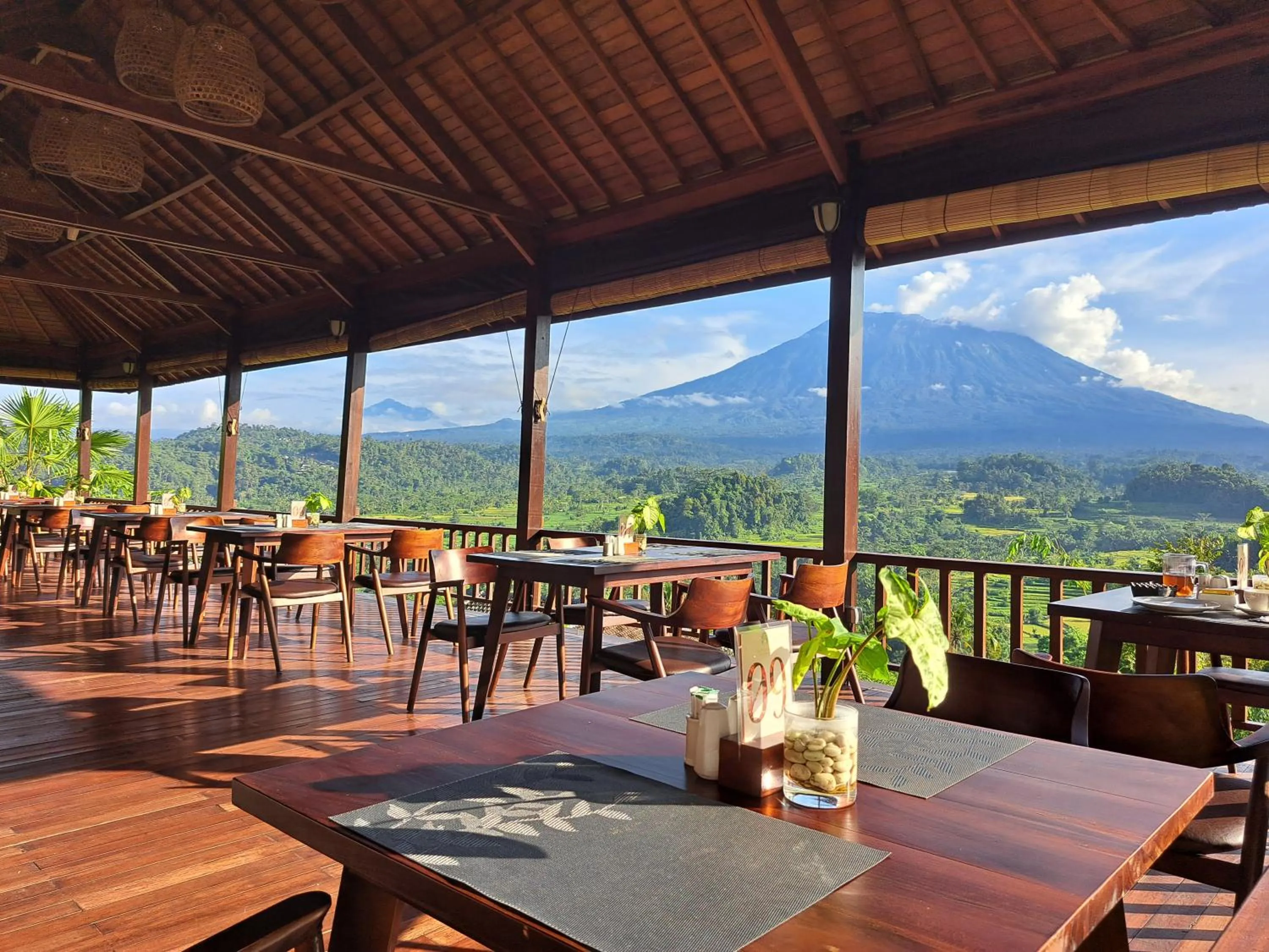 Restaurant/places to eat in Patal Kikian Villa