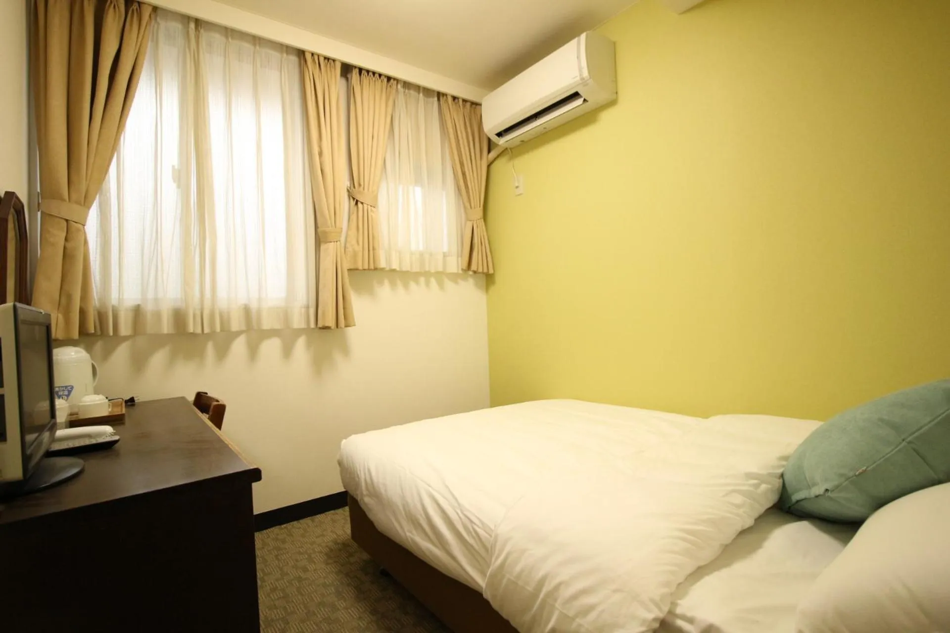 Bed in Okubo Hotel Hawaii