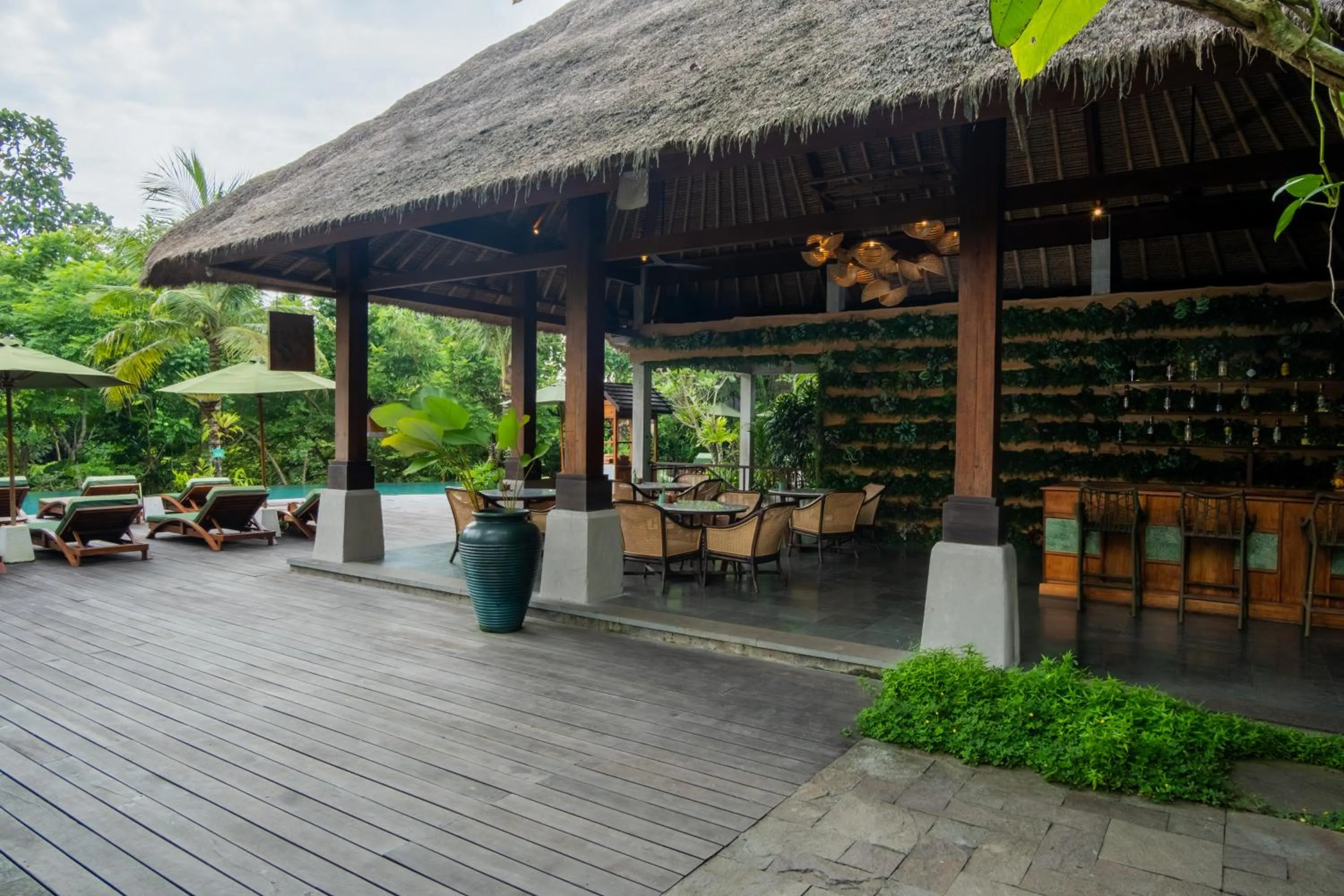 Restaurant/places to eat in Adiwana Suweta