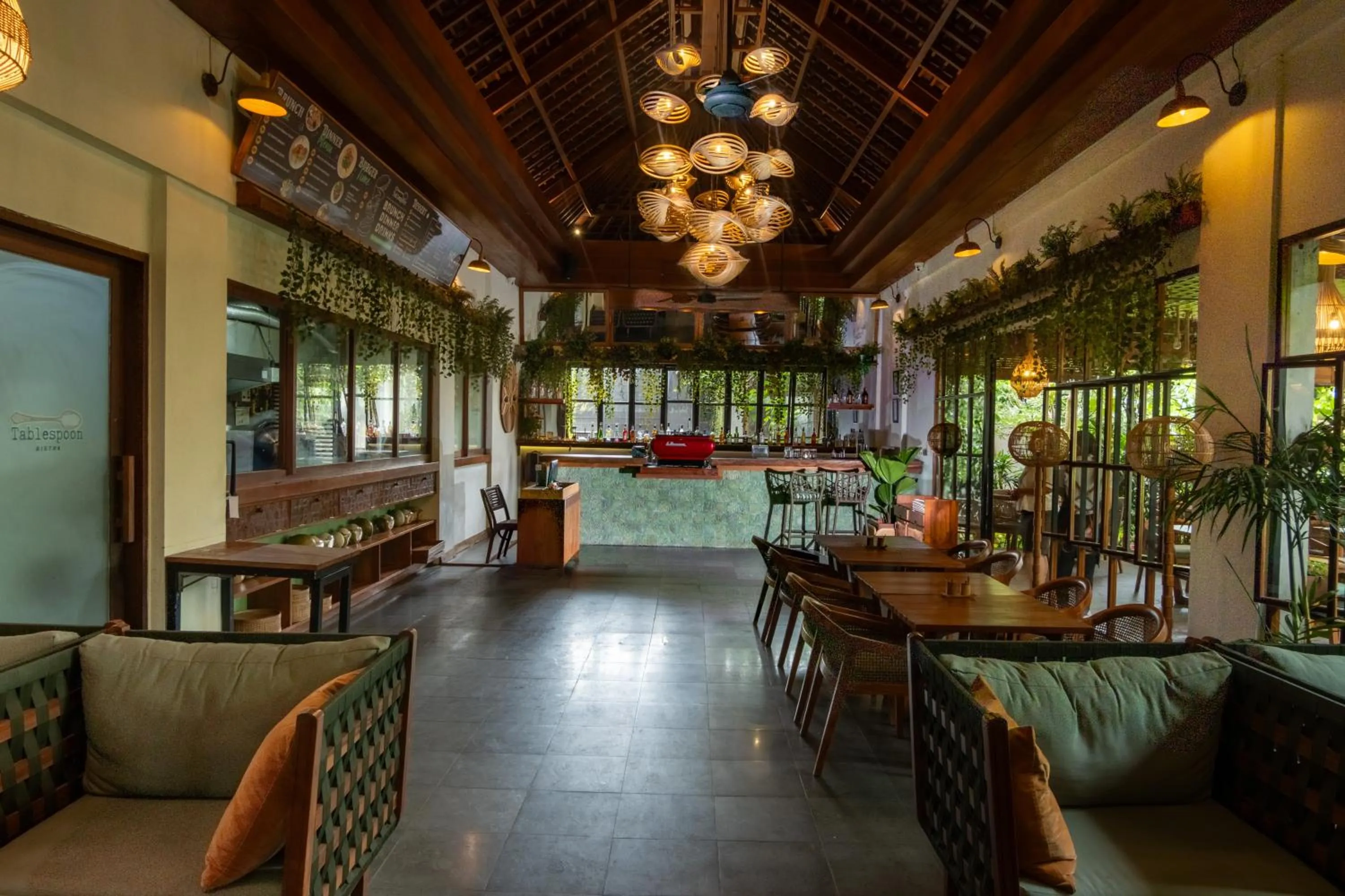 Restaurant/places to eat in Adiwana Suweta