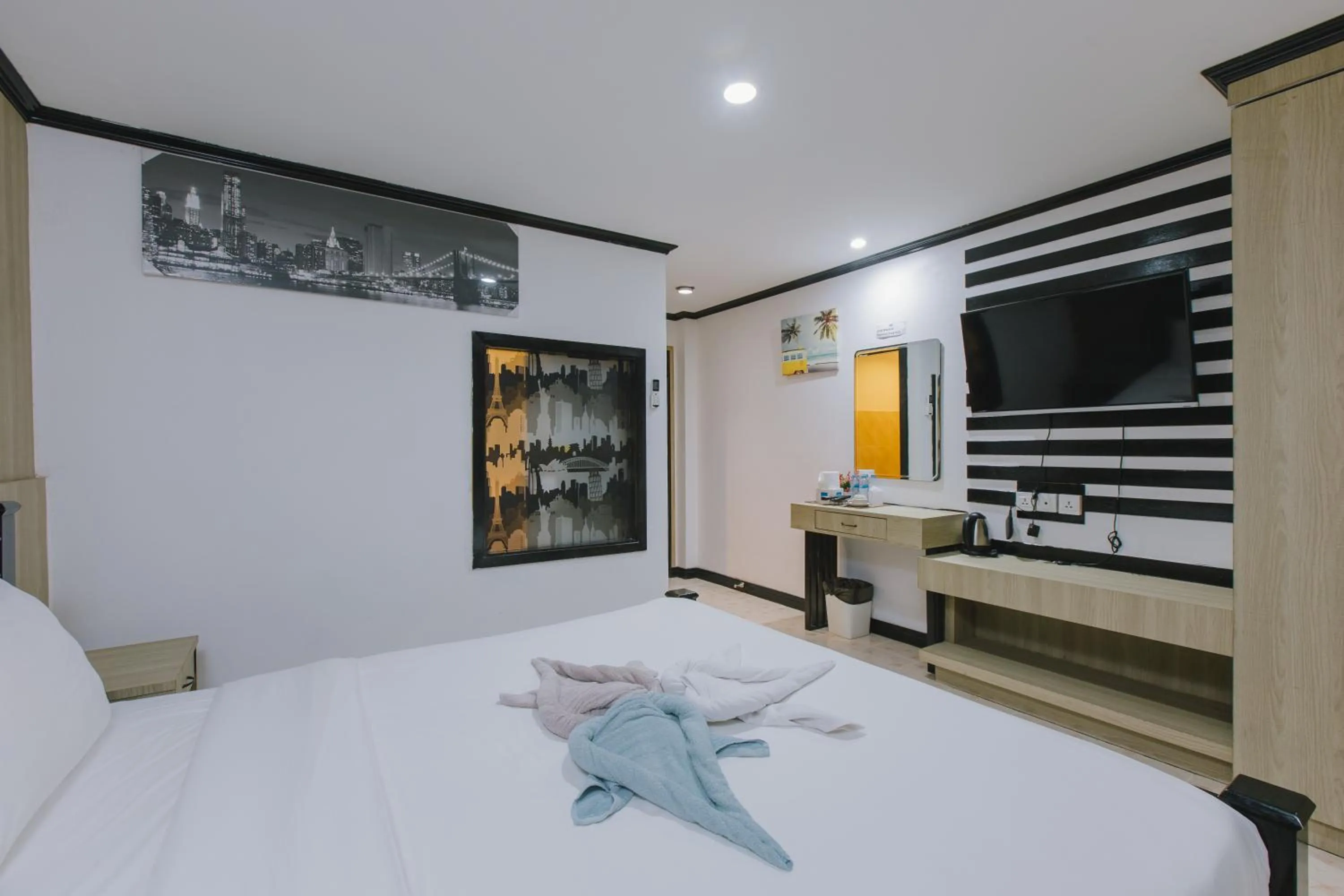 Bedroom, Bed in Royal Beach Residence, Patong Beach