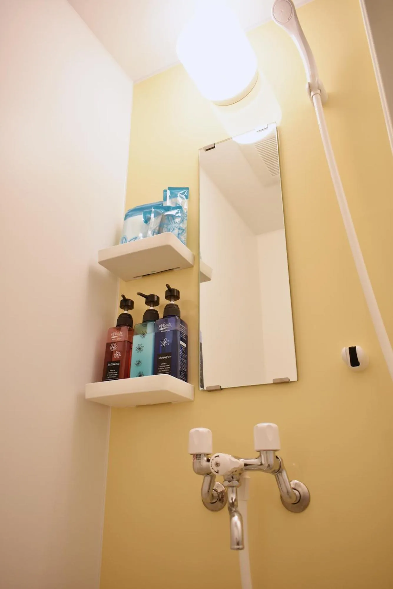 Shower in GEORGE HOUSE in Tsuji