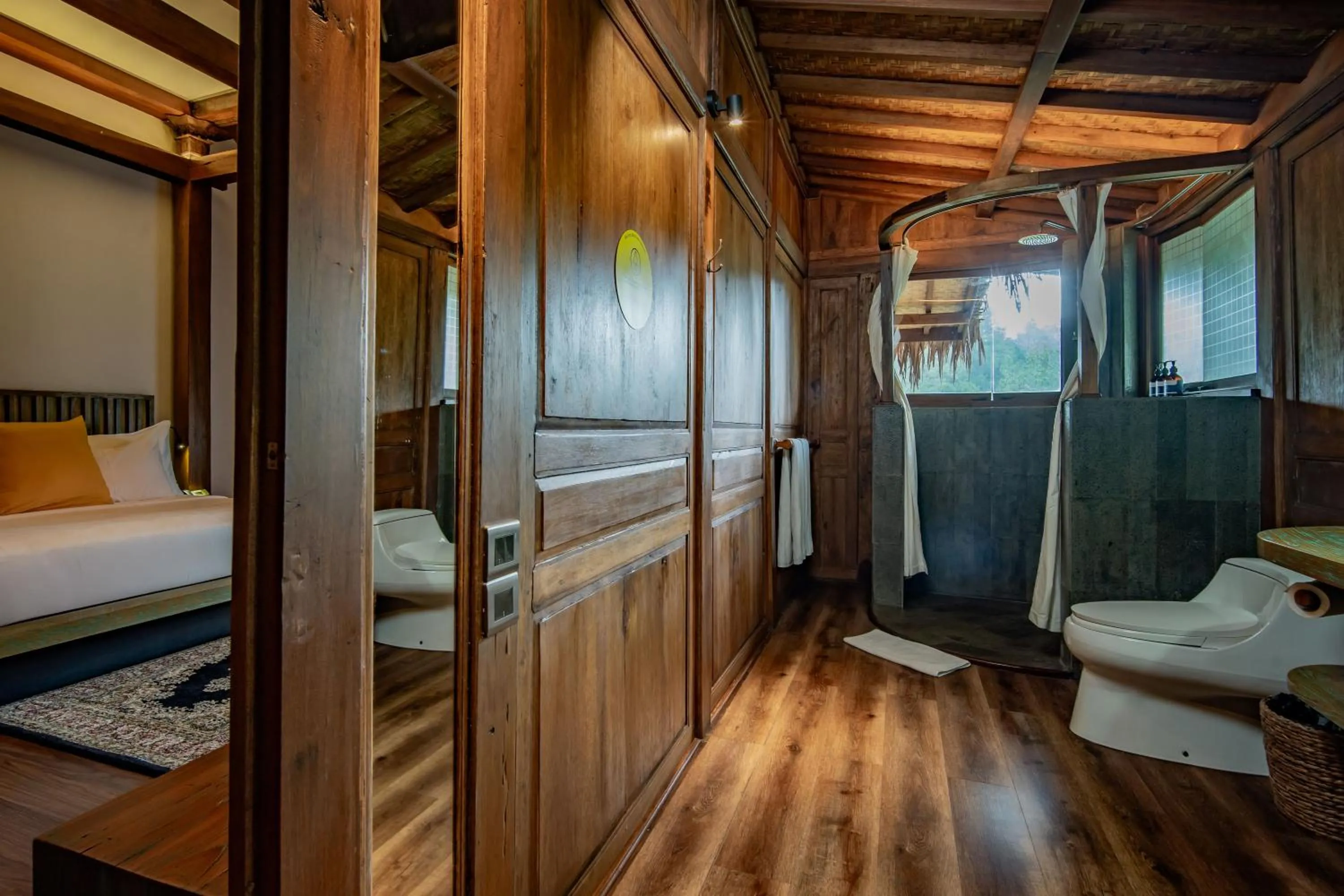 Bathroom, Bed in Tira Vilagna Suites & Spa