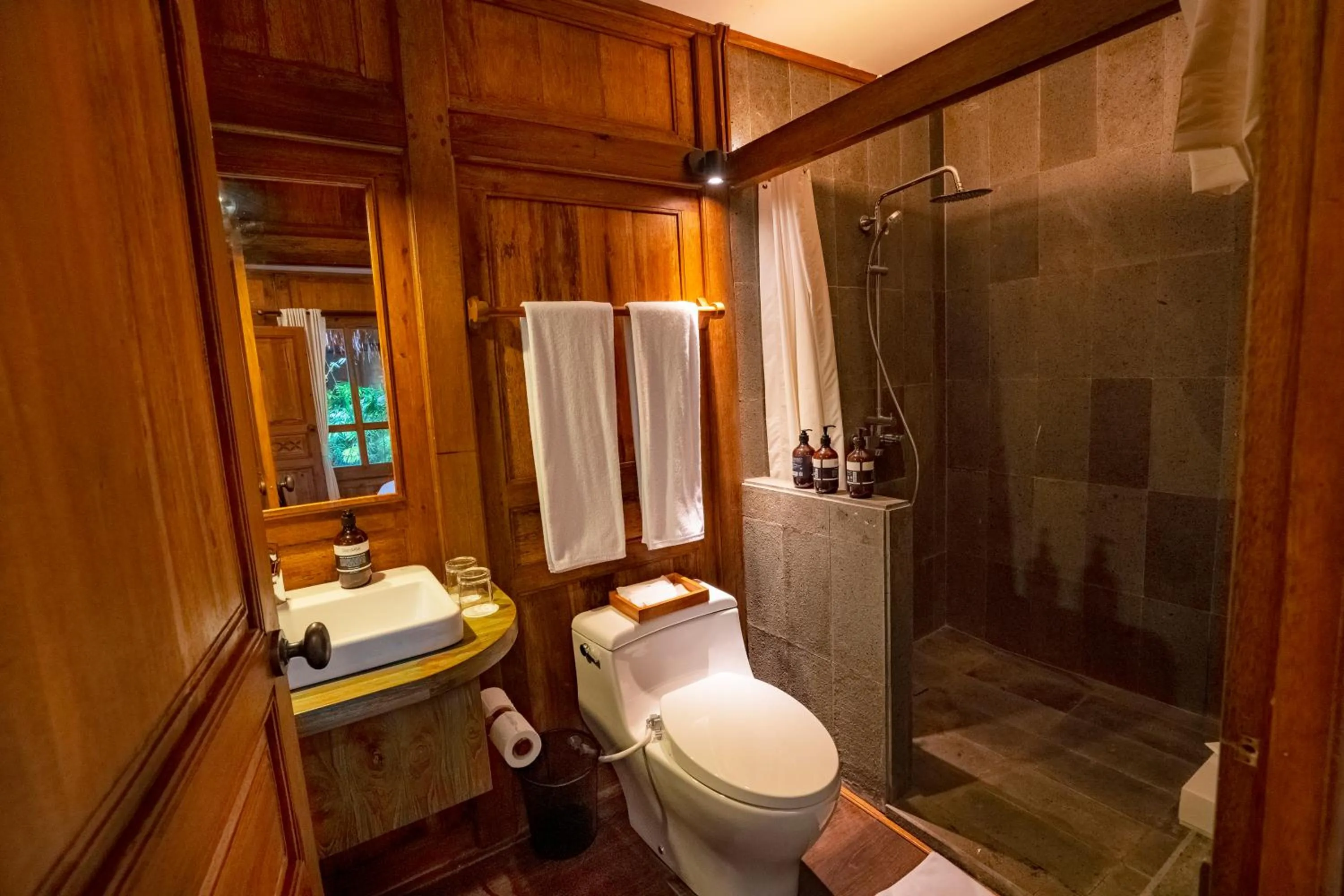 Bathroom in Tira Vilagna Suites & Spa