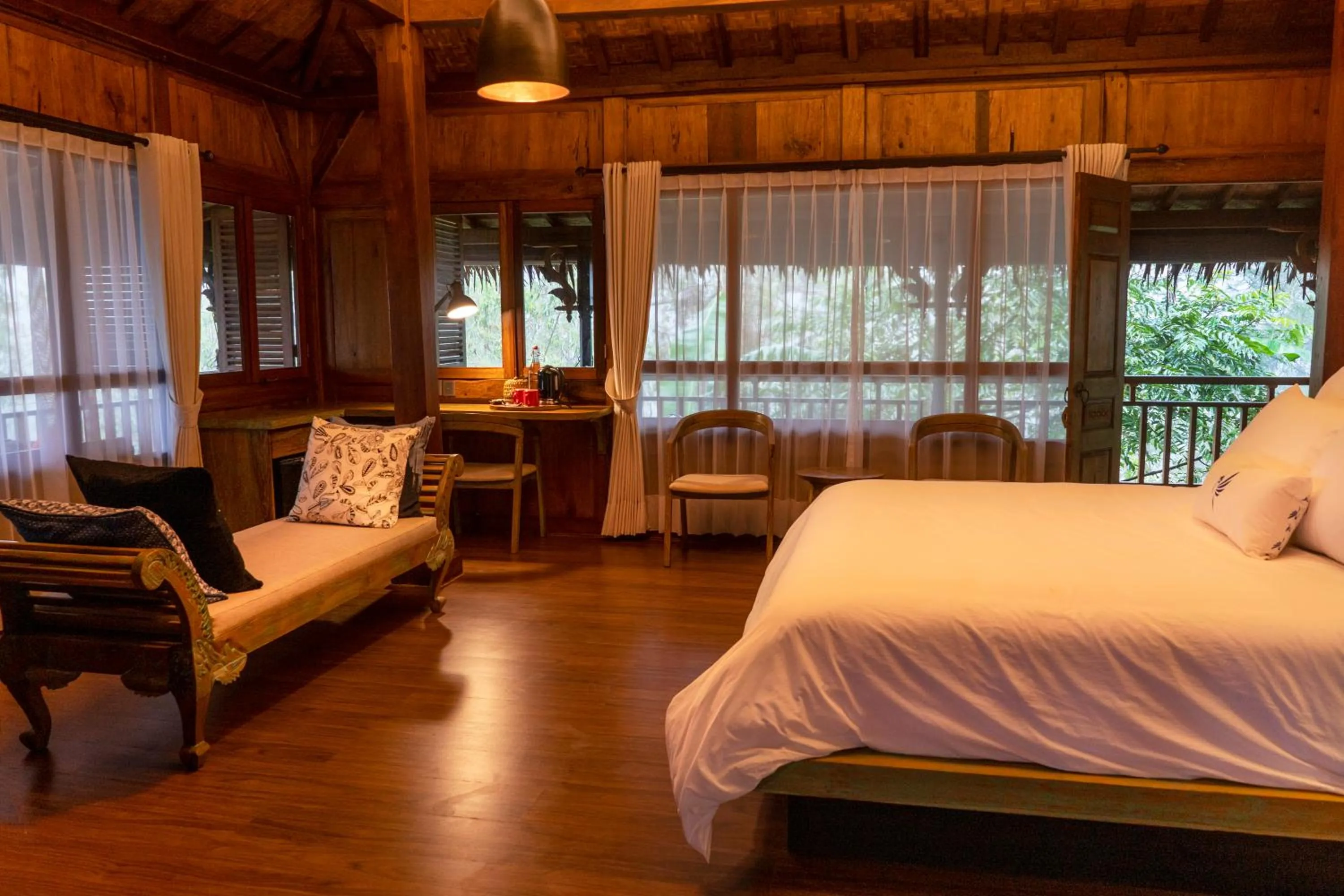 Photo of the whole room, Bed in Tira Vilagna Suites & Spa