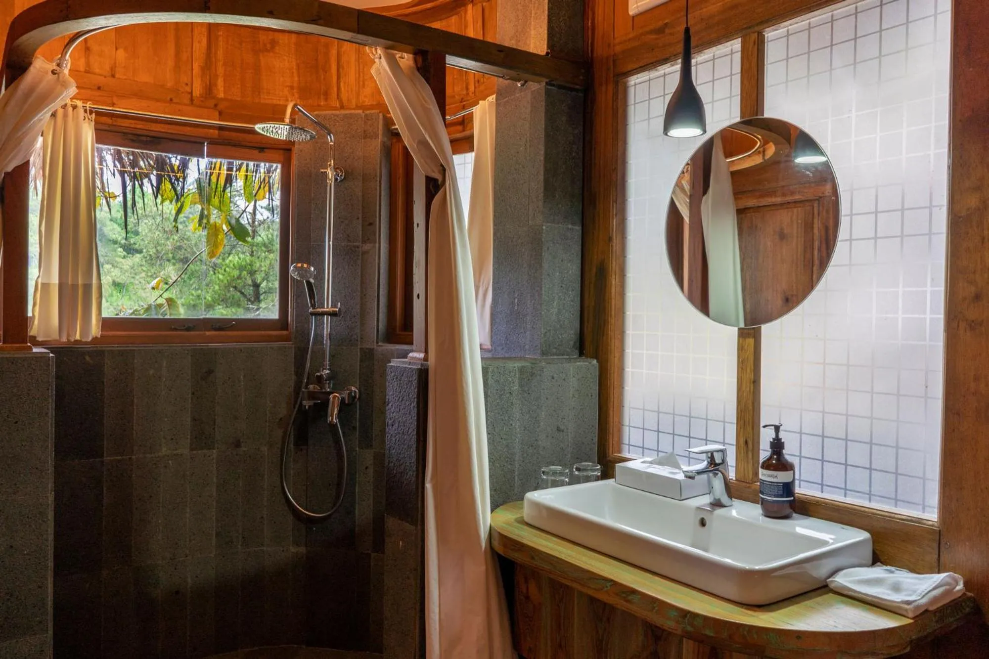 Bathroom in Tira Vilagna Suites & Spa