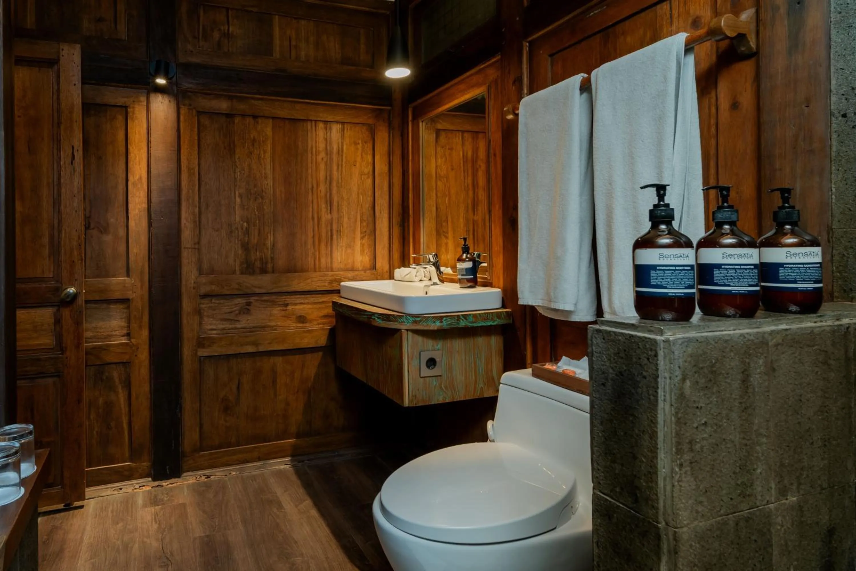 Toilet in Tira Vilagna Suites & Spa