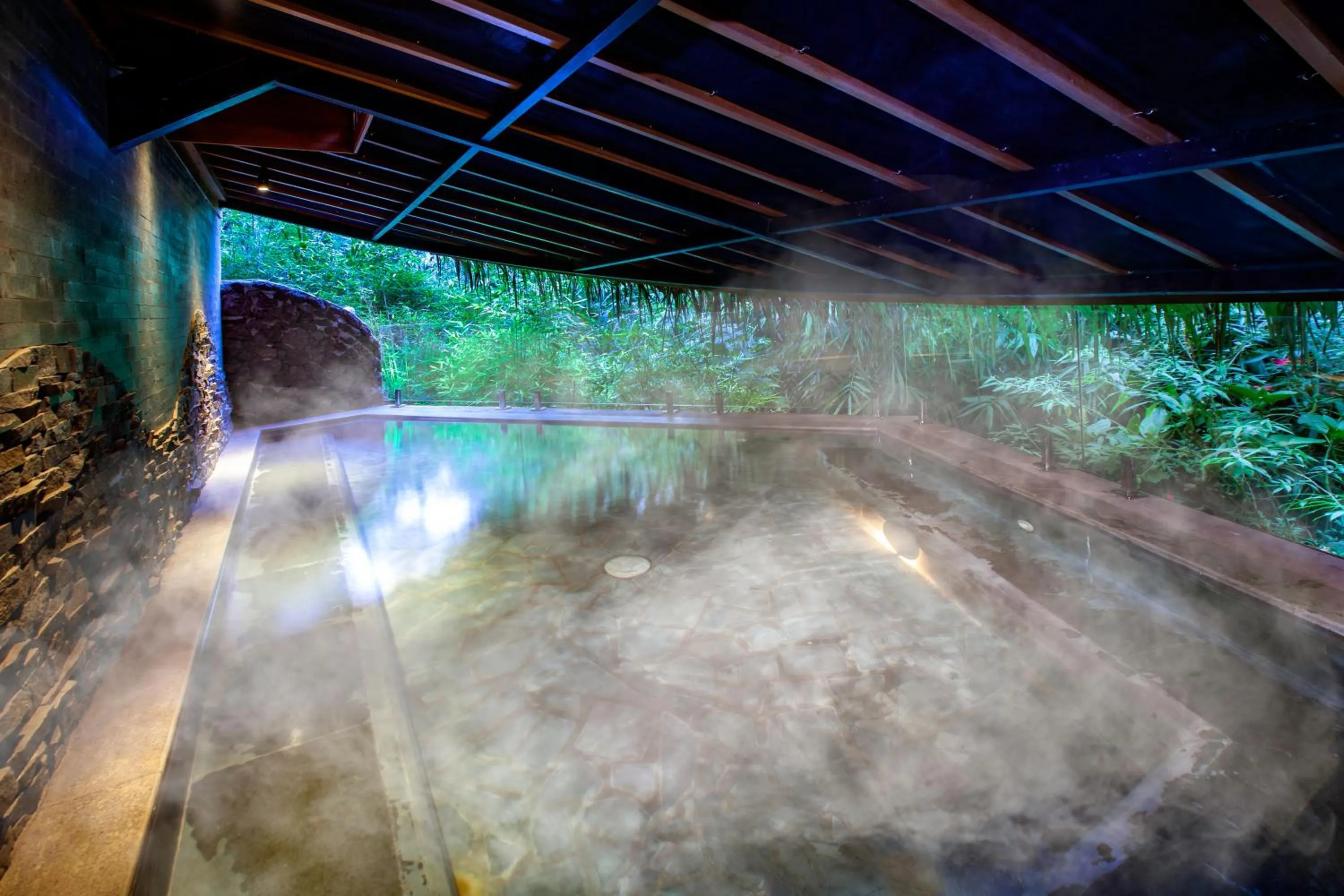 Hot Tub in Tira Vilagna Suites & Spa