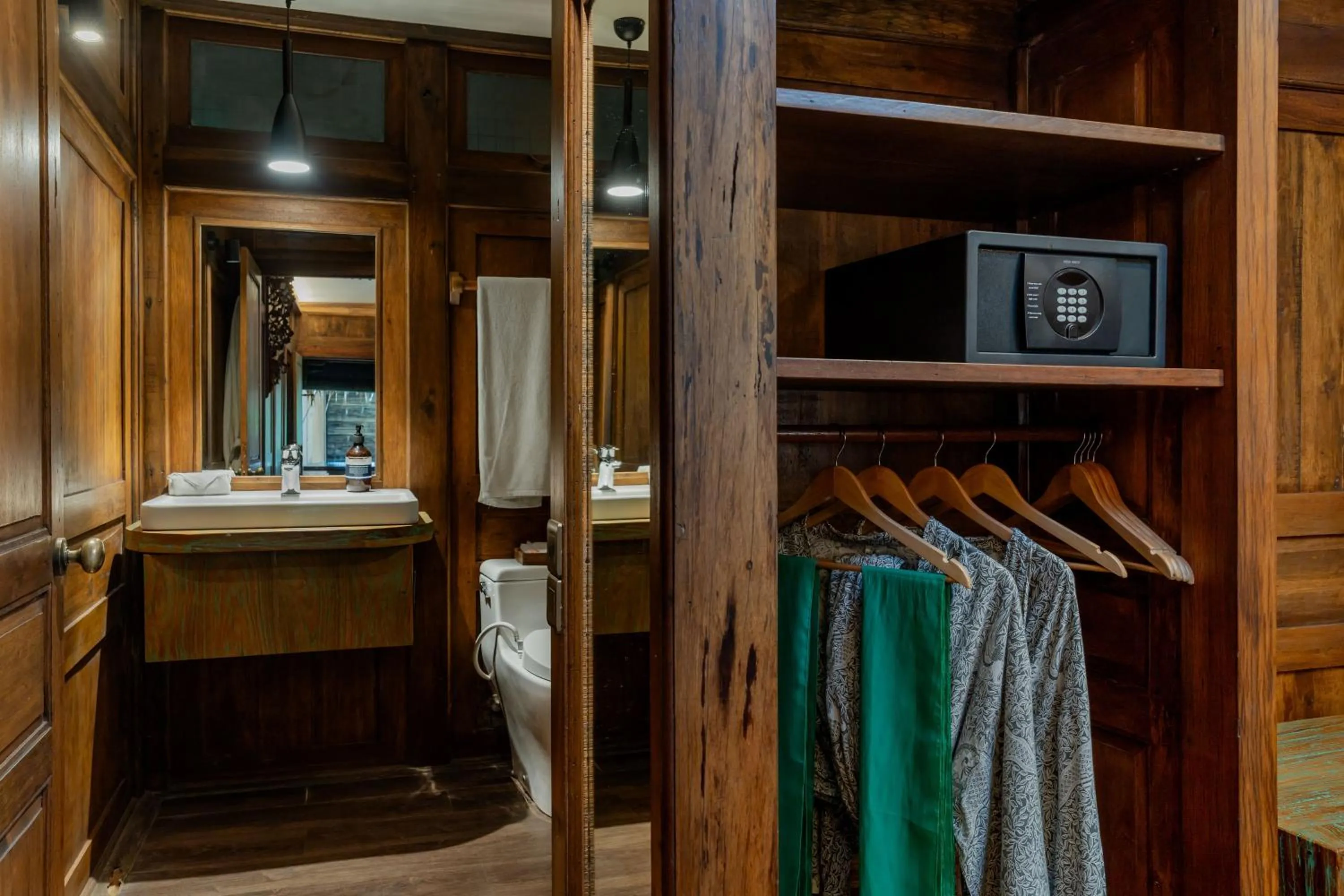 wardrobe in Tira Vilagna Suites & Spa