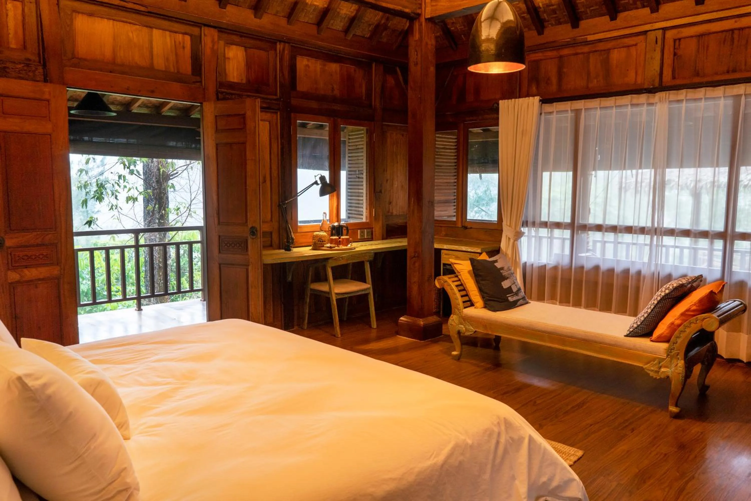 Photo of the whole room, Bed in Tira Vilagna Suites & Spa