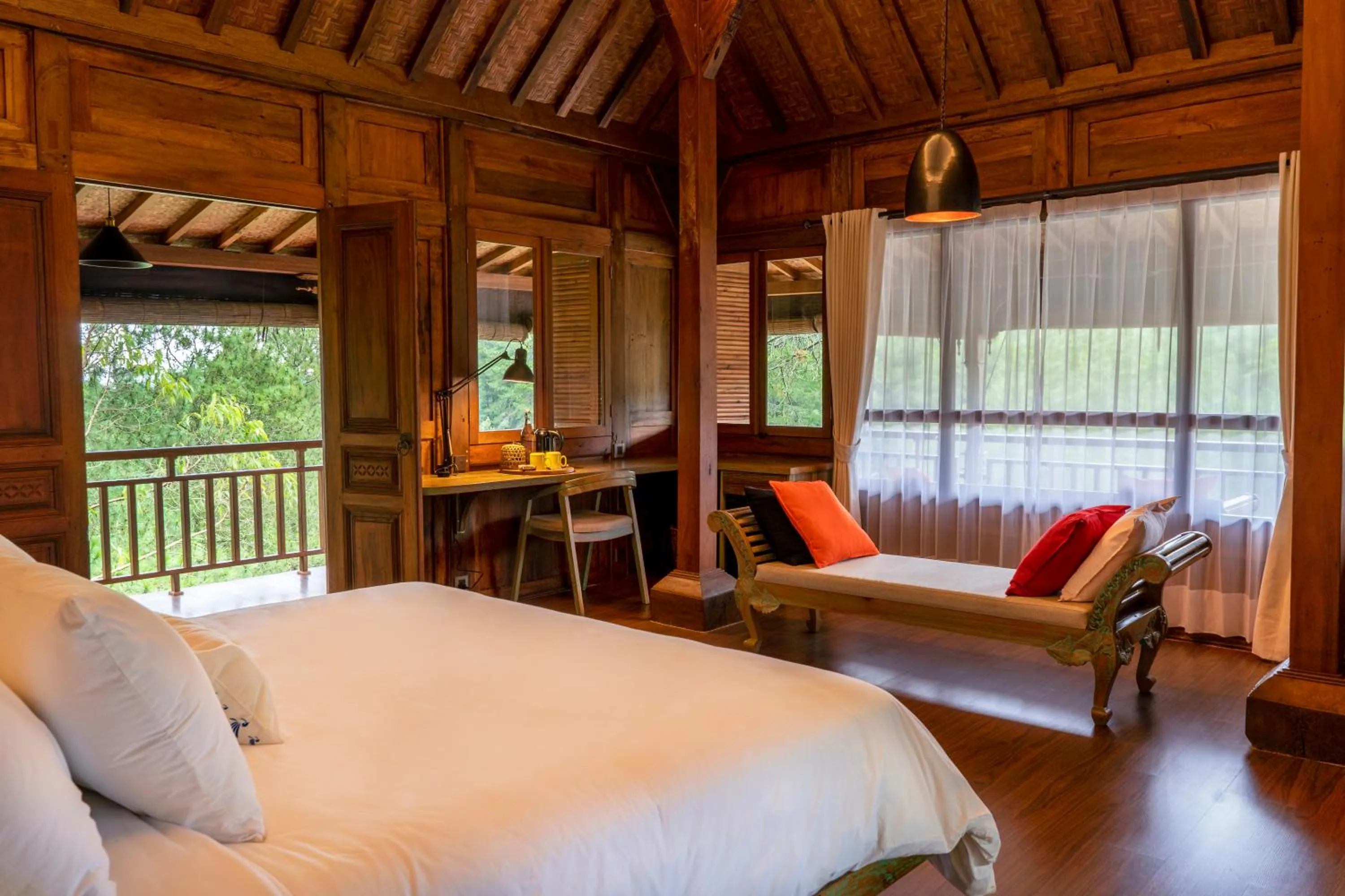 Photo of the whole room, Bed in Tira Vilagna Suites & Spa