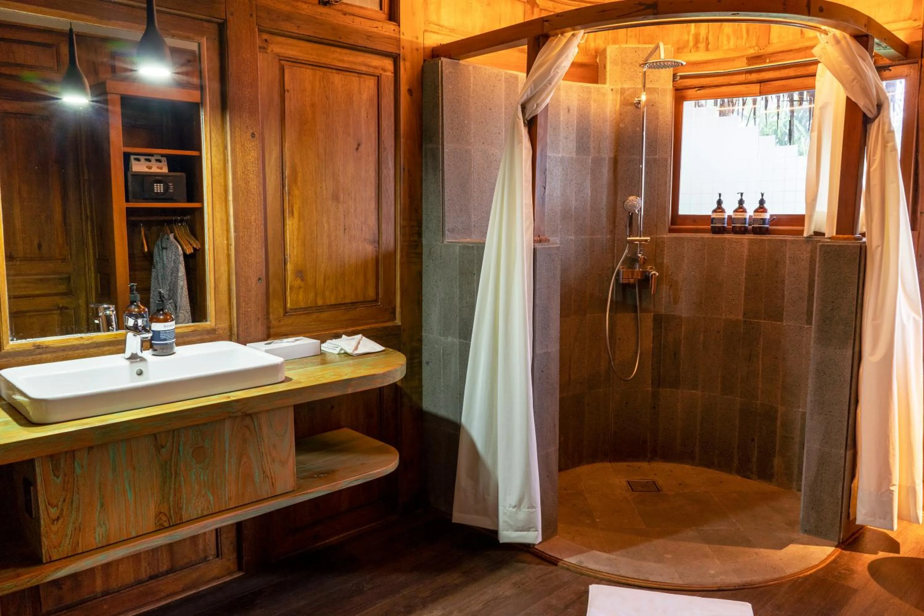 Bathroom in Tira Vilagna Suites & Spa