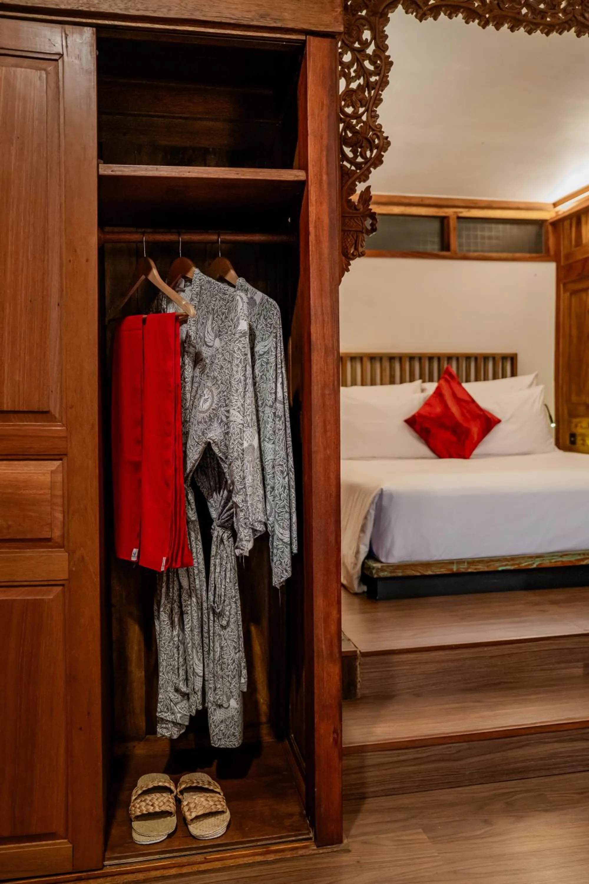 wardrobe, Bed in Tira Vilagna Suites & Spa