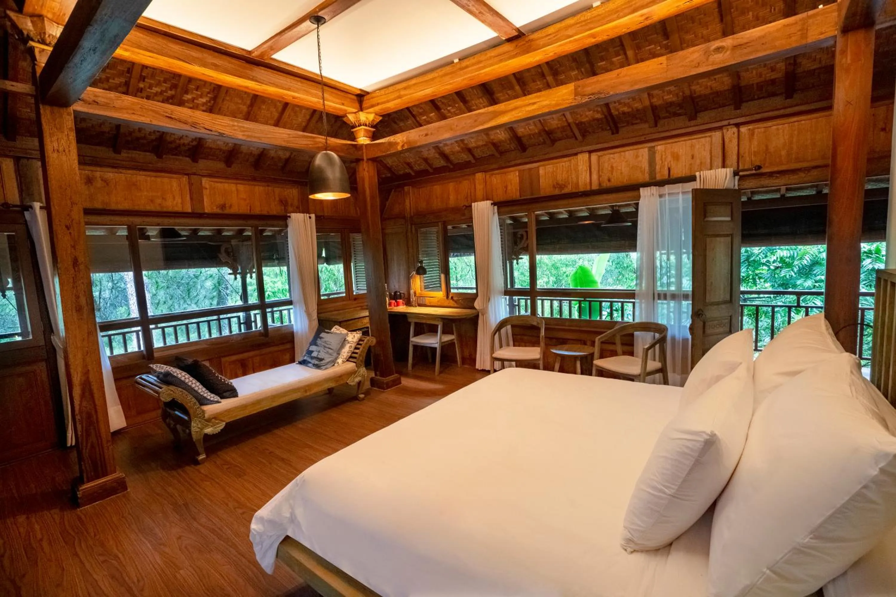 Photo of the whole room, Bed in Tira Vilagna Suites & Spa