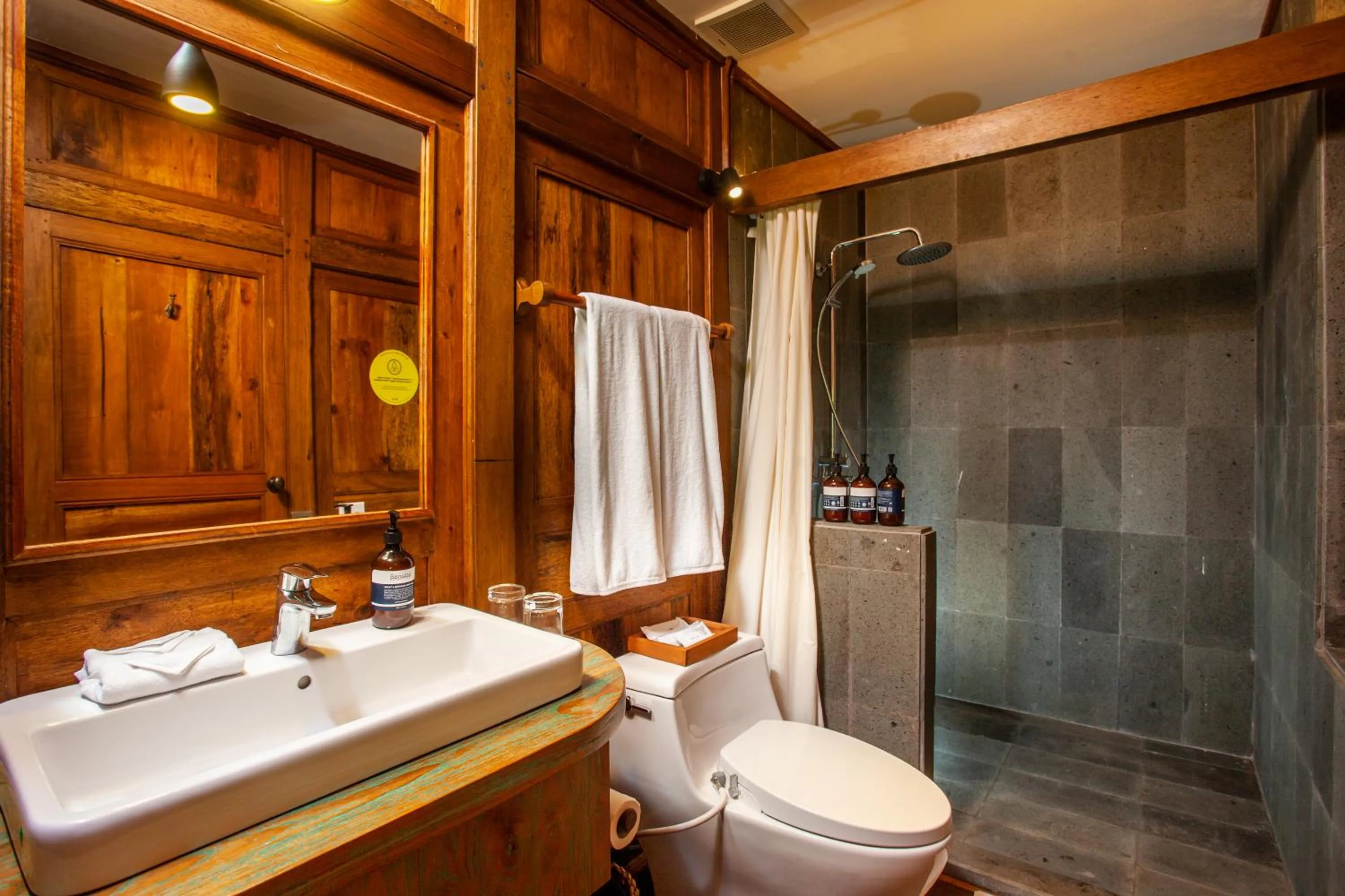 Bathroom in Tira Vilagna Suites & Spa