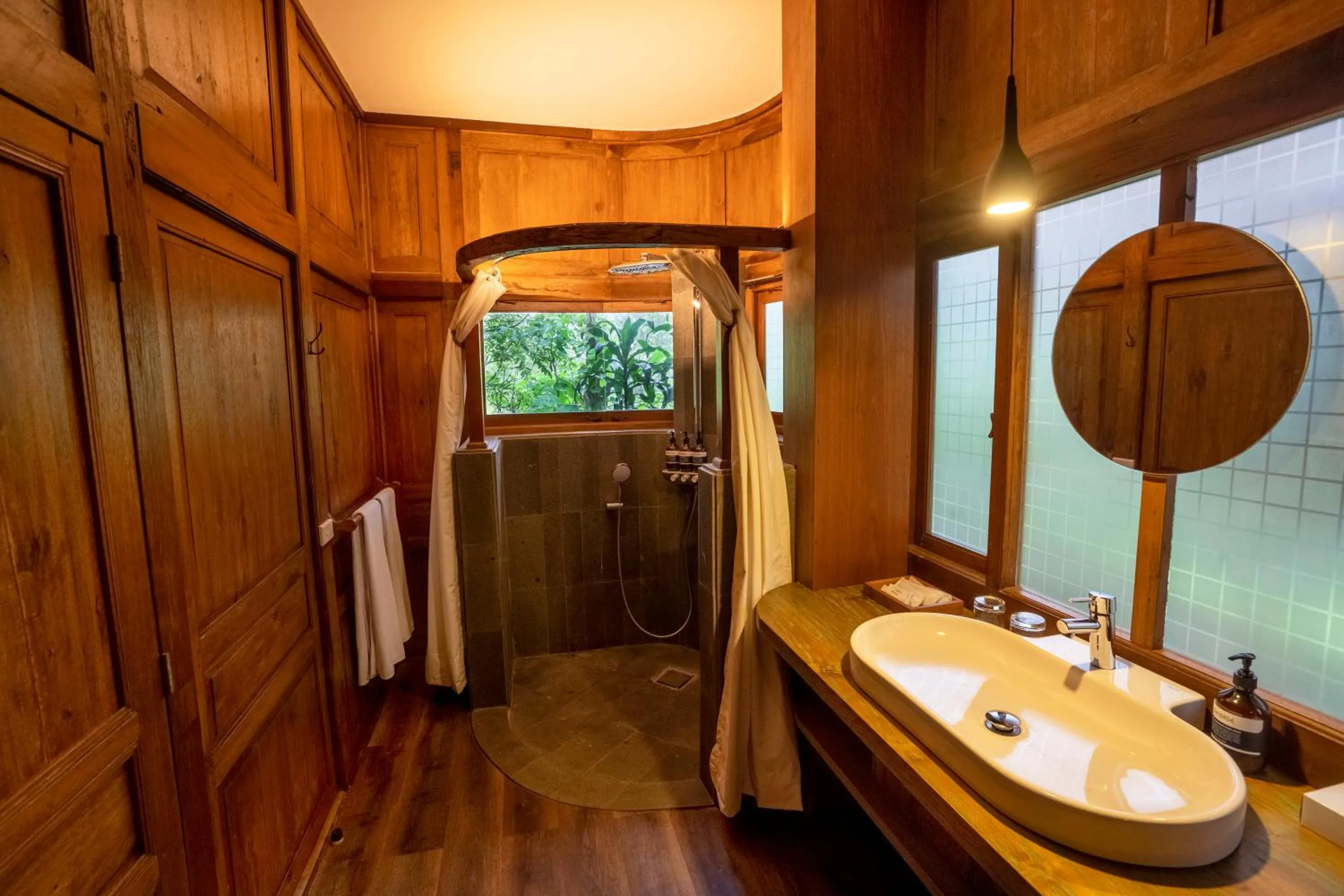 Bathroom in Tira Vilagna Suites & Spa