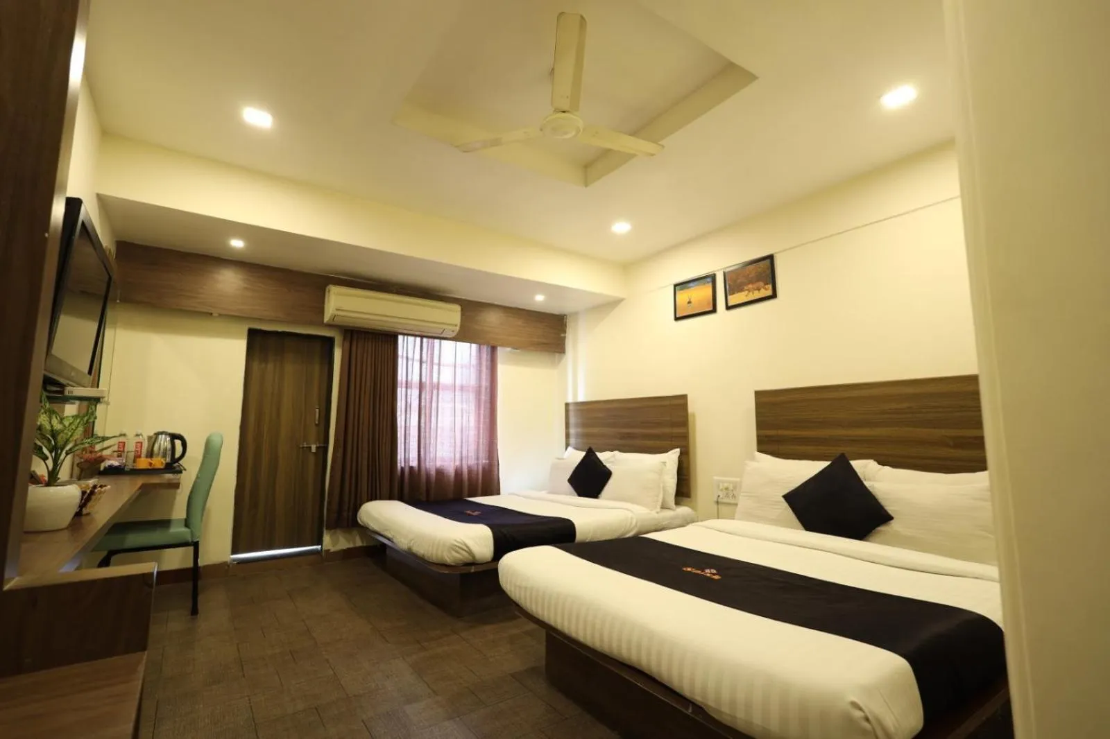 TV and multimedia, Bed in Saish Hotel Shirdi