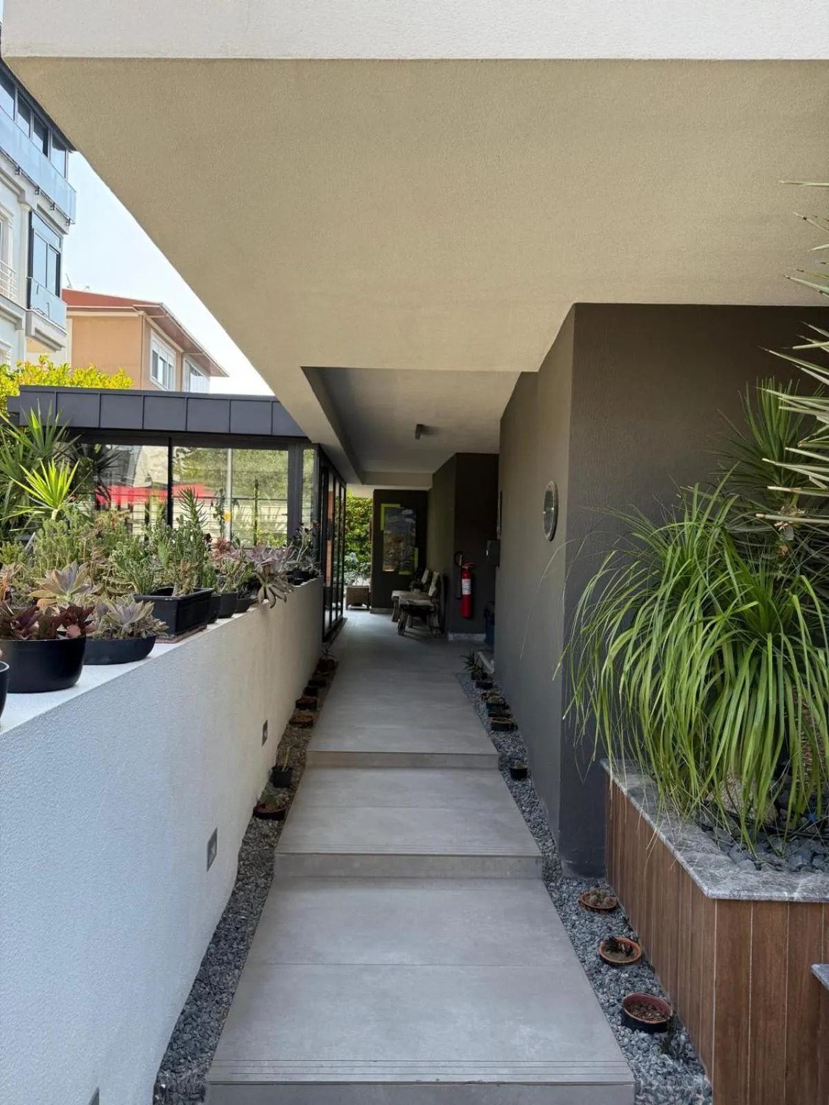 Facade/entrance in Z-Suites