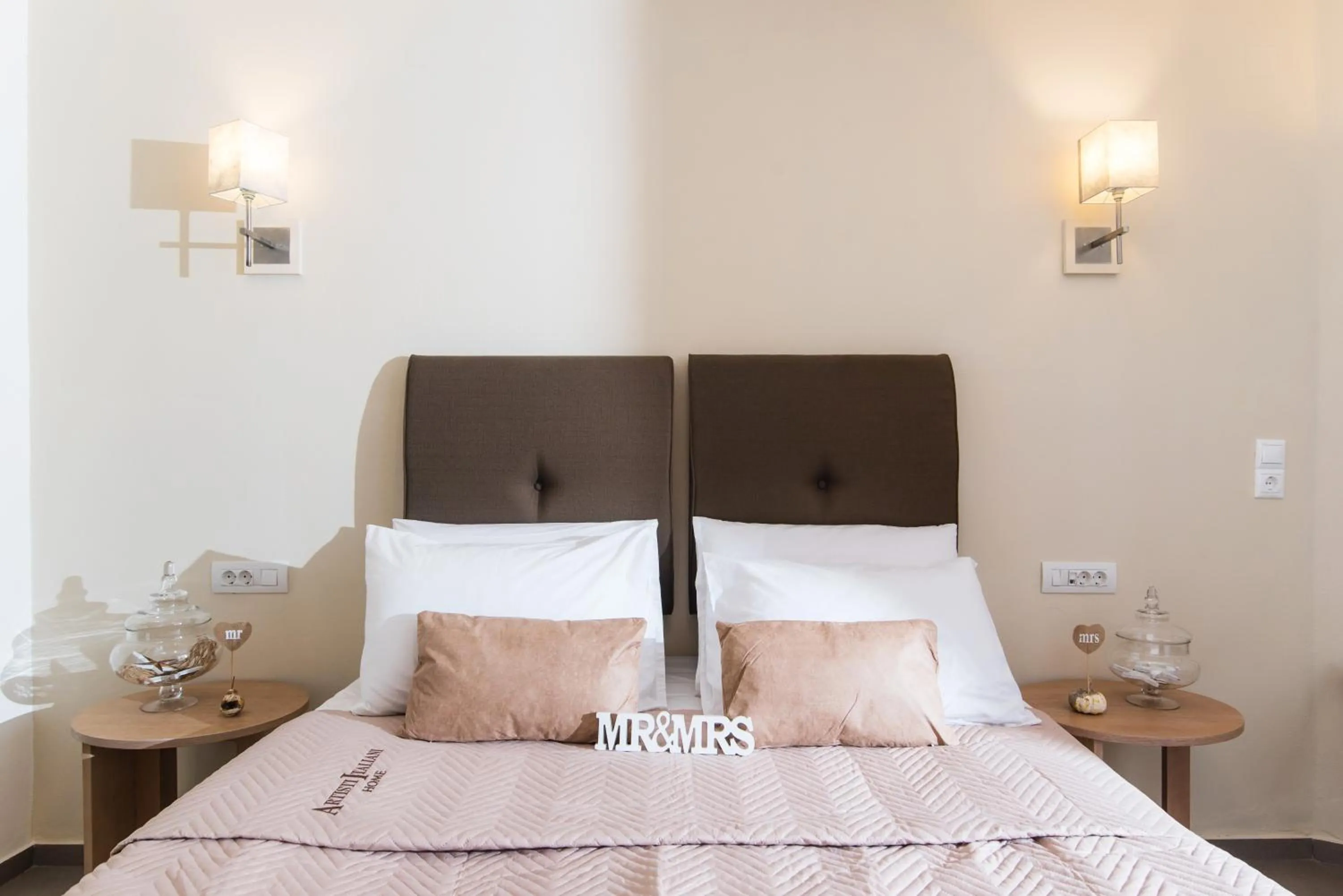 Bedroom, Bed in Mirage Studios