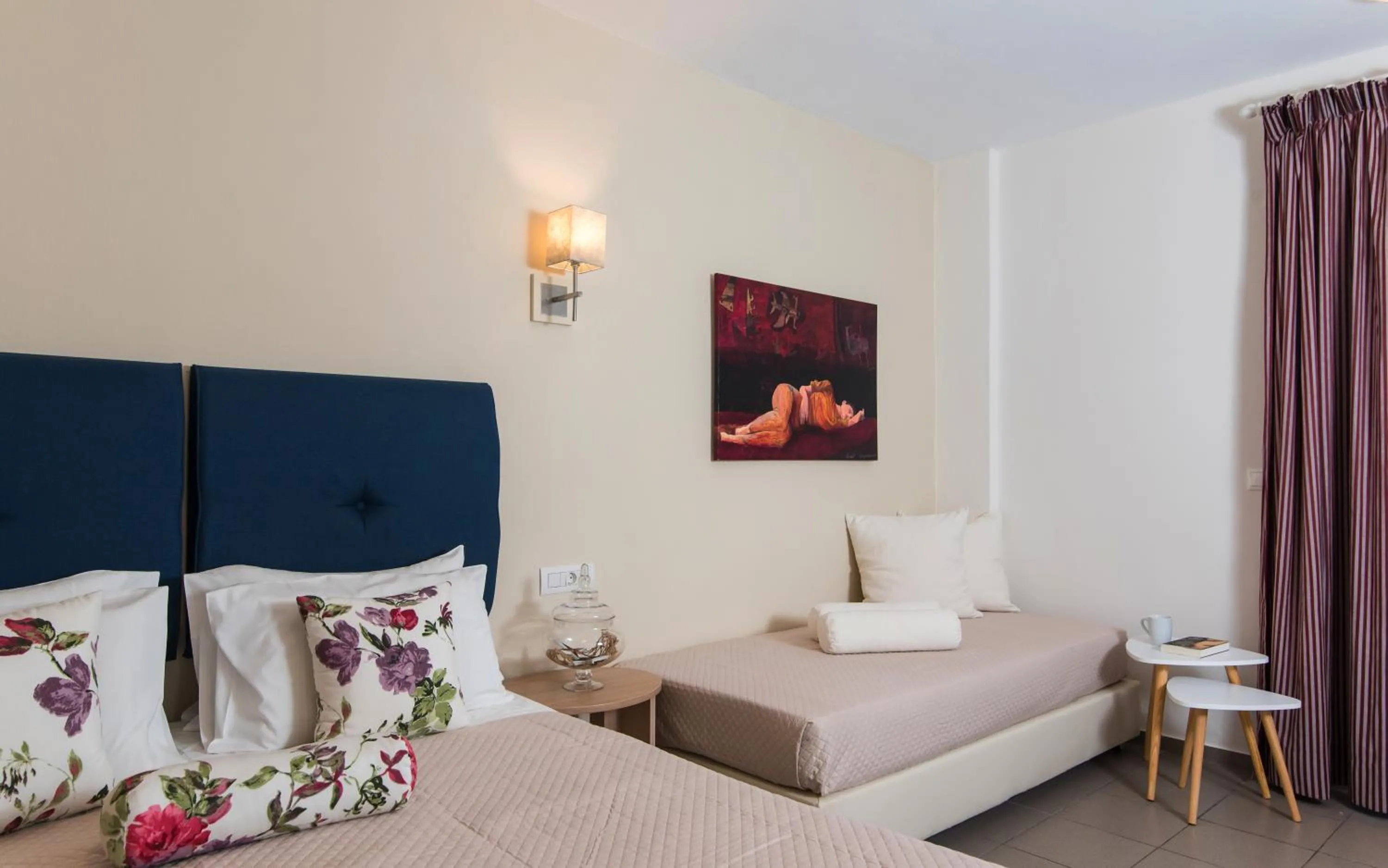 Seating area, Bed in Mirage Studios