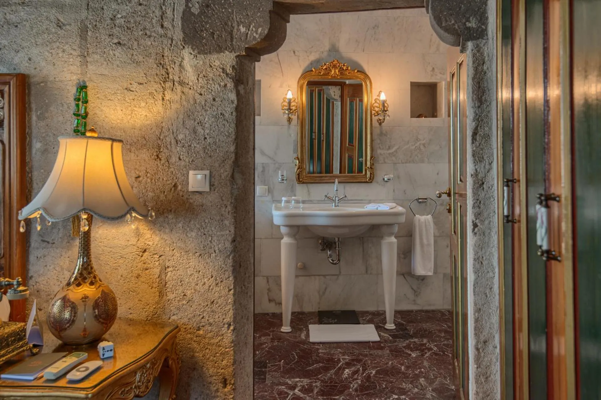 Toilet in MUSEUM HOTEL - Relais & Châteaux