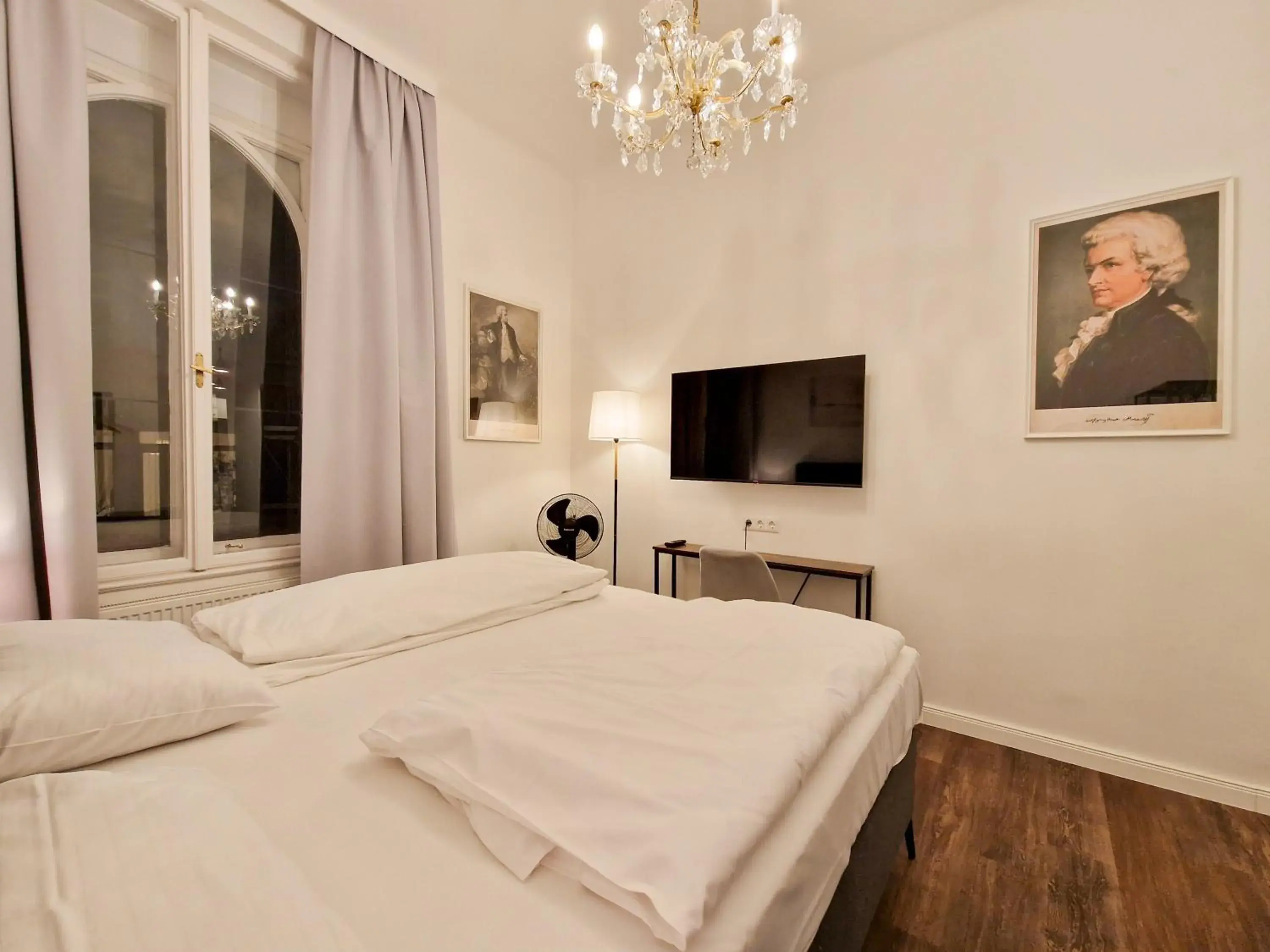 Studio with Kitchen and Street View in Pension Mozart - Newly Renovated Studio with Kitchen and Street View in Pension Mozart - Newly Renovated