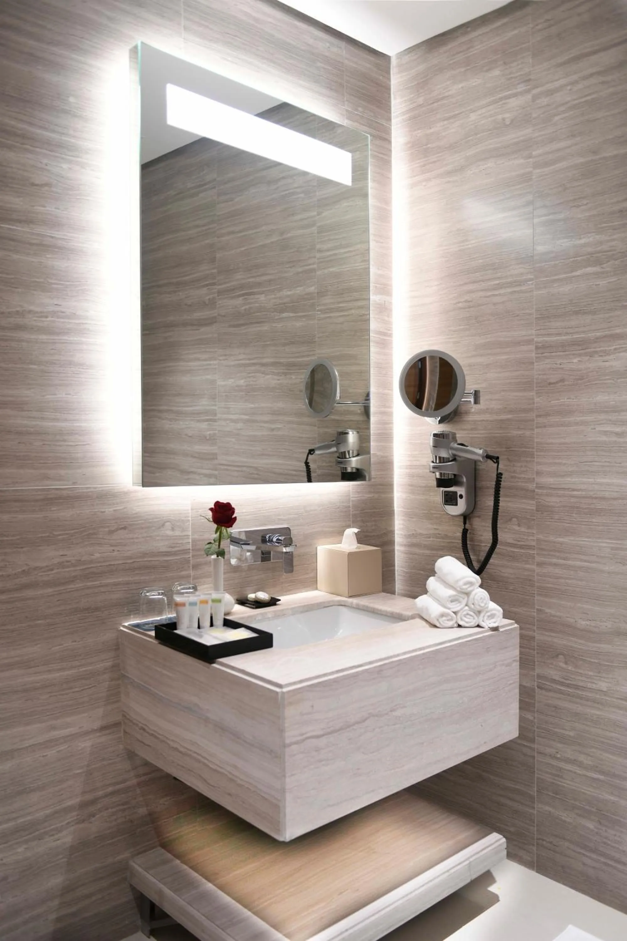 Bathroom, Bed in Golden Tulip Riyadh Convention and Exhibition Center