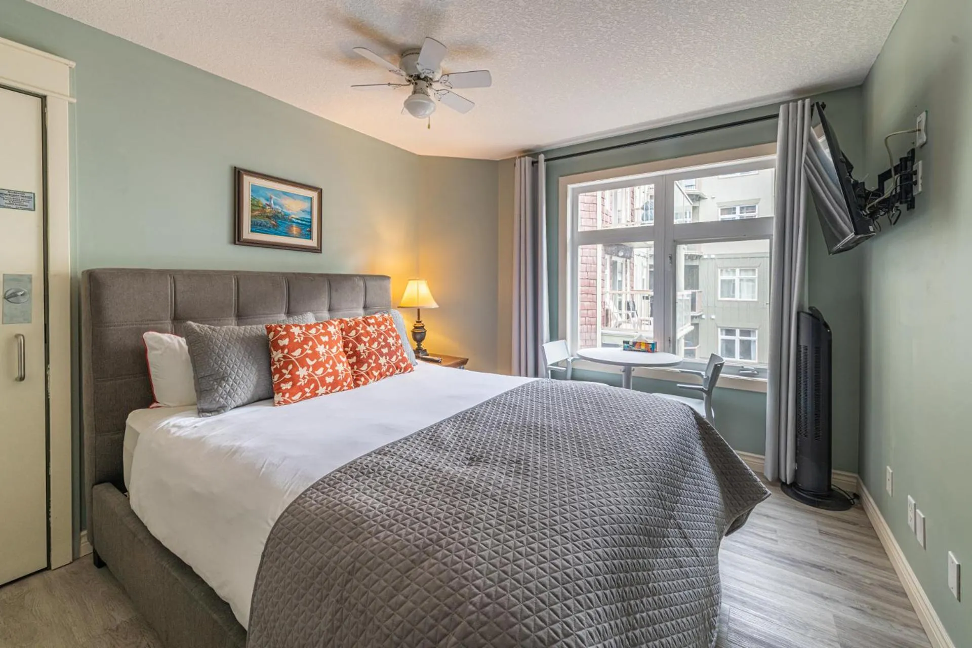 Double Room in Windtower Lodge - Canmore