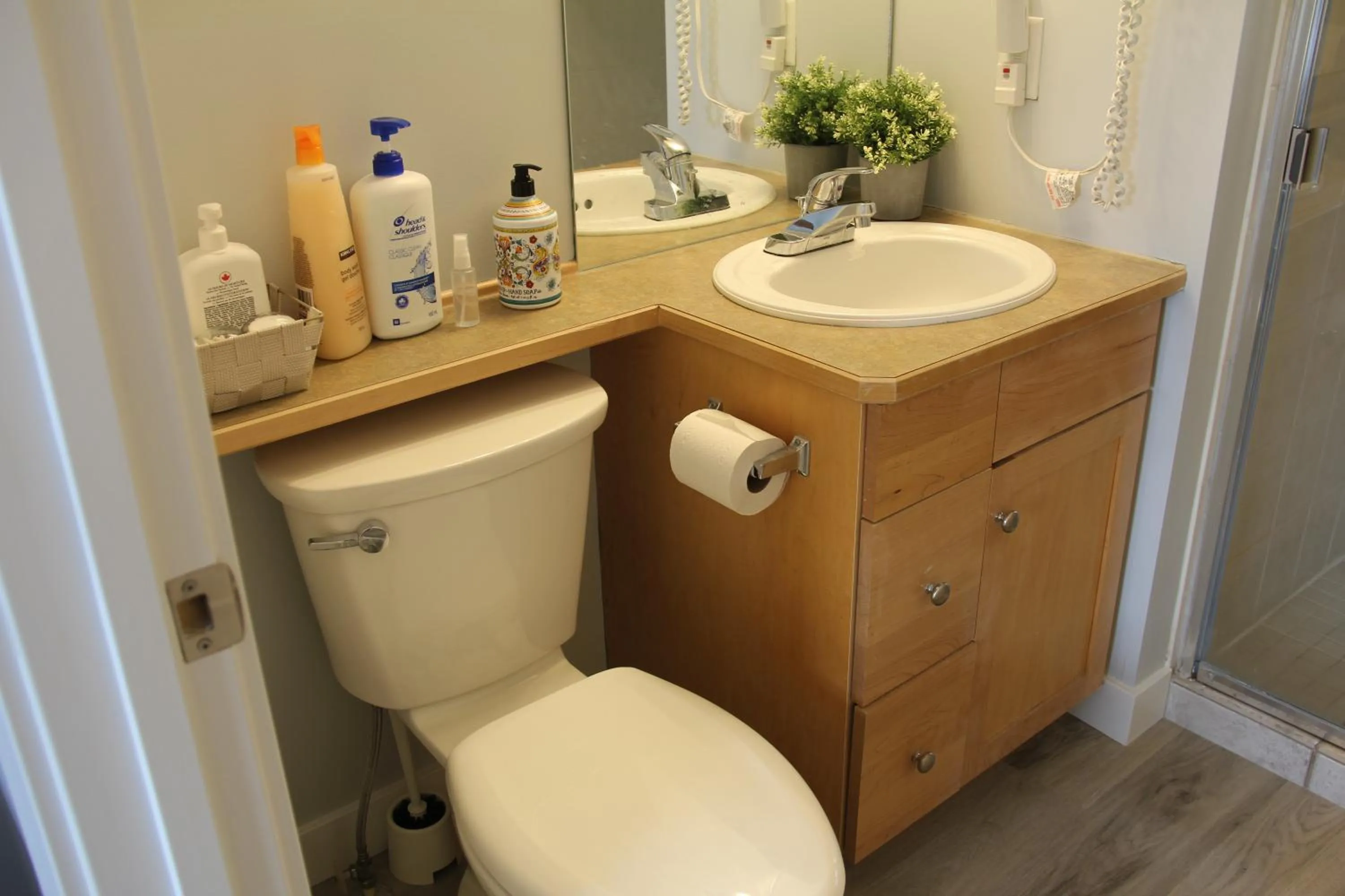 Double Room in Windtower Lodge - Canmore