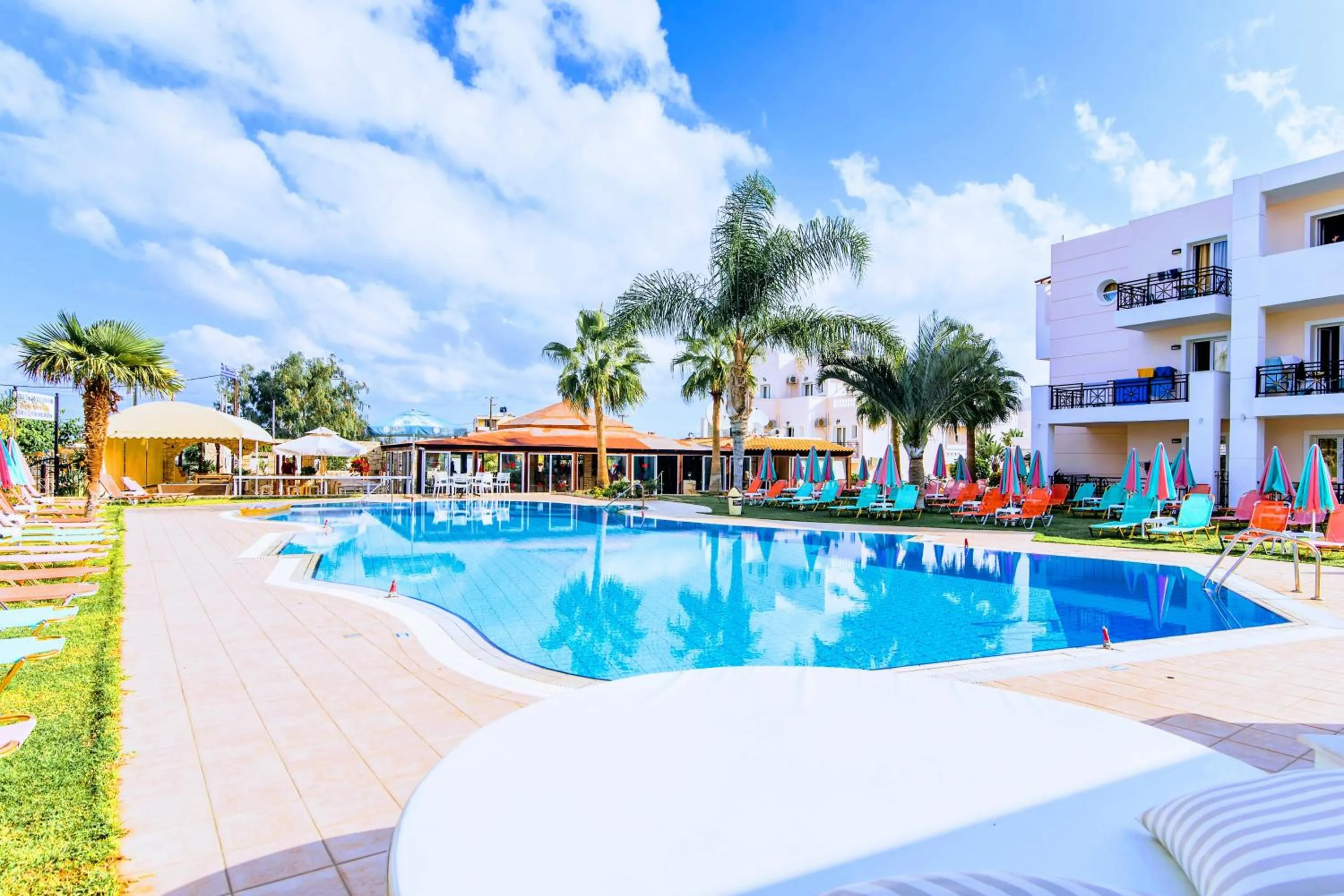 Swimming pool in Yiannis Manos Hotel Resort
