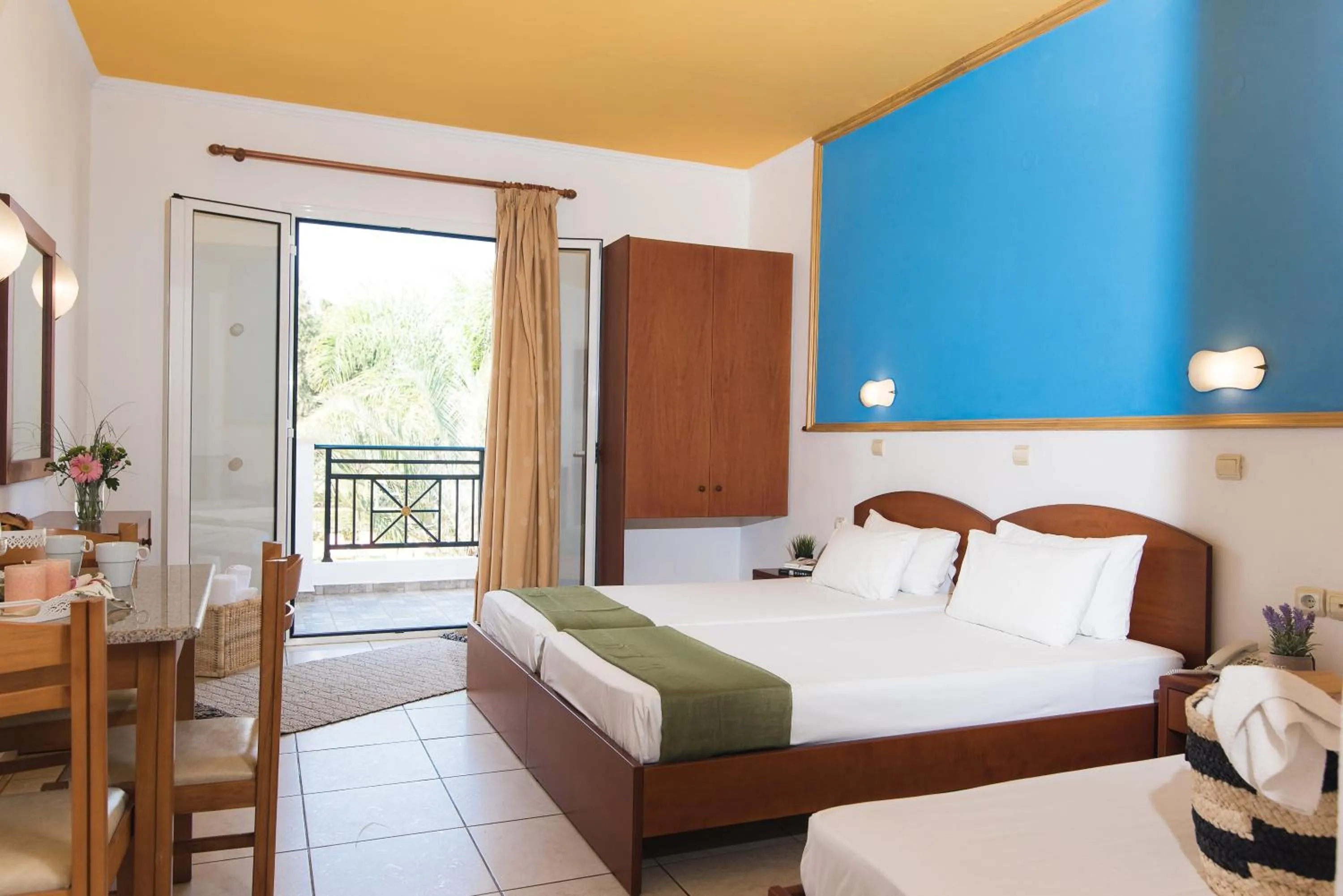 Bedroom, Bed in Yiannis Manos Hotel Resort