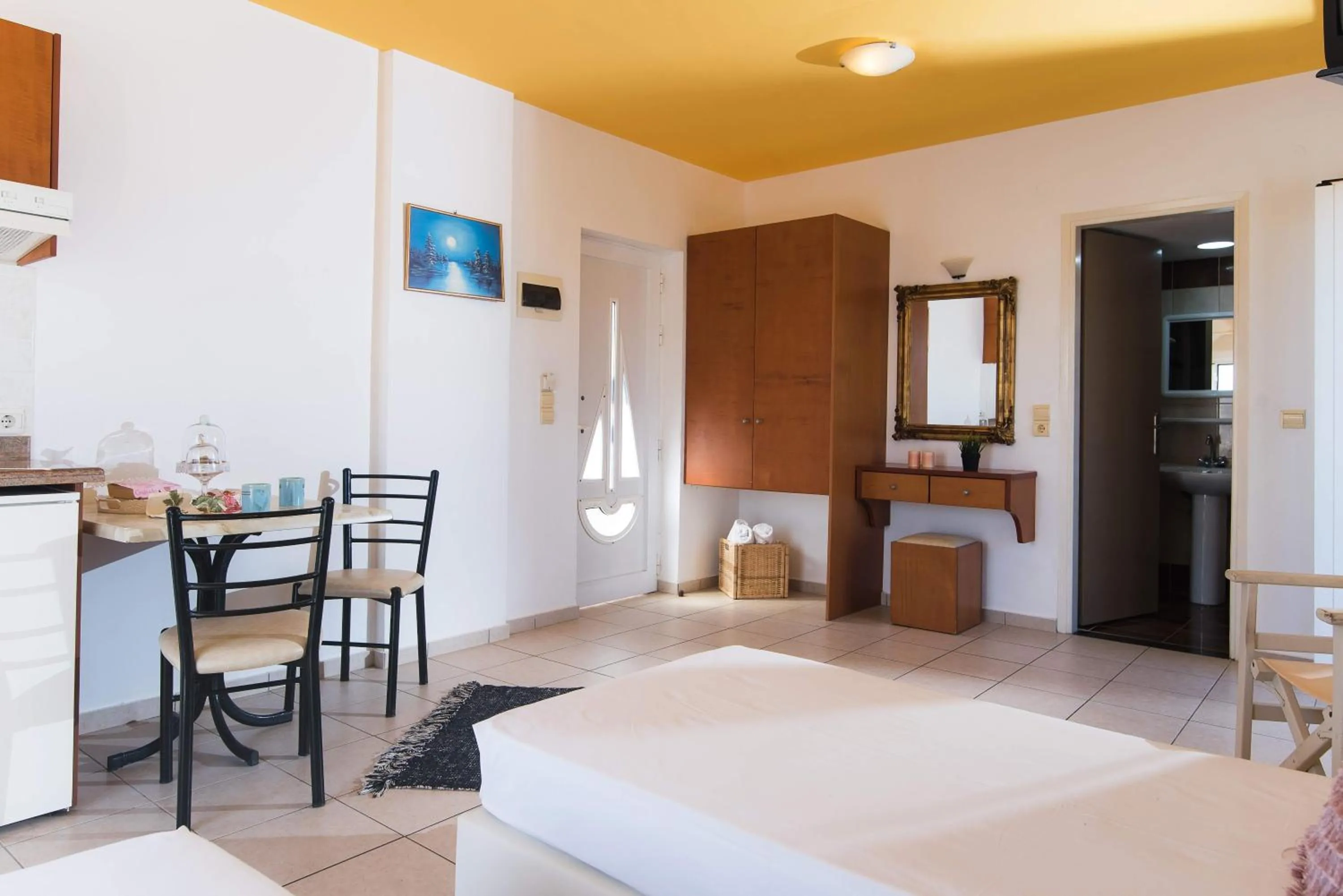 Bedroom, Bed in Yiannis Manos Hotel Resort