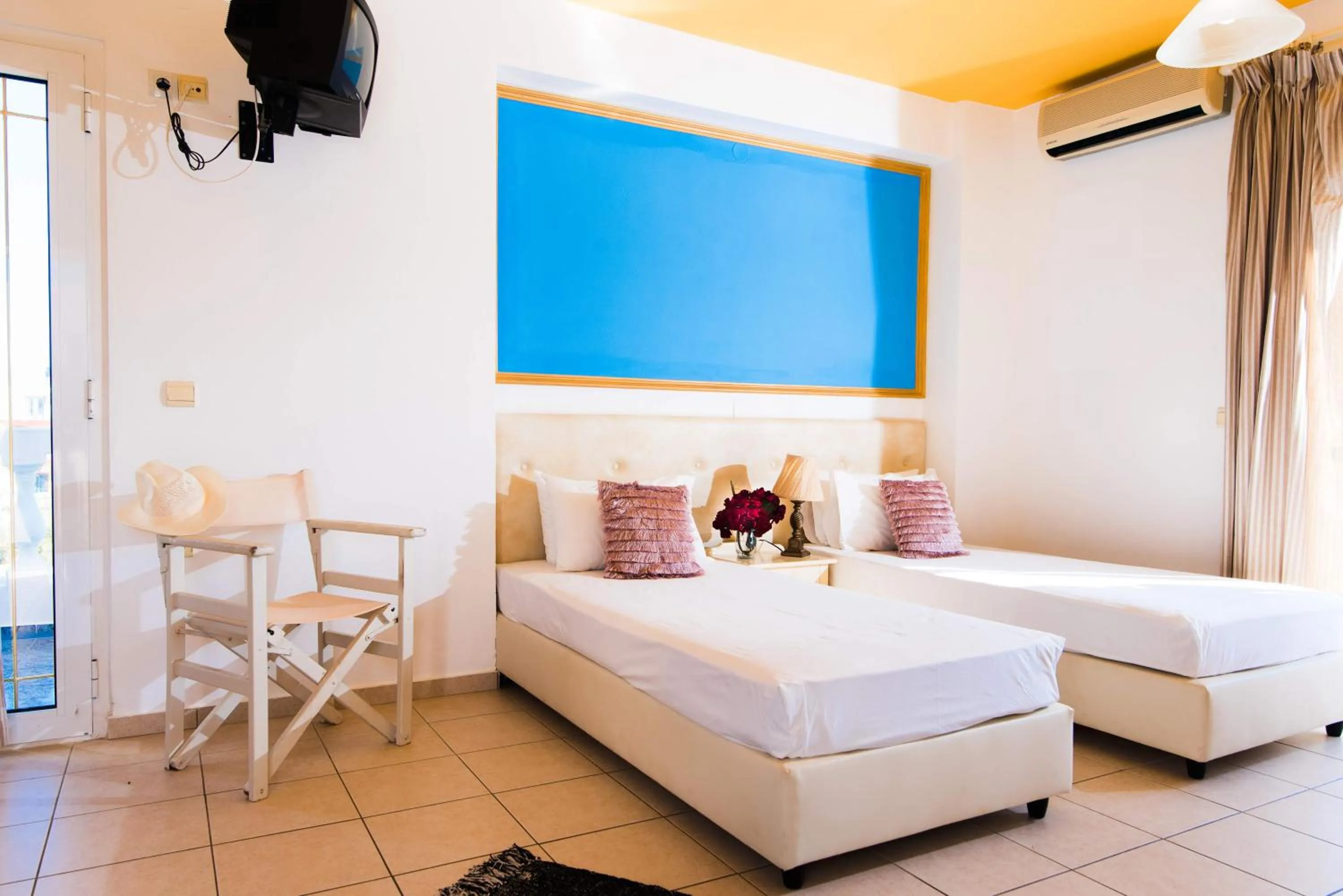 Bedroom, Bed in Yiannis Manos Hotel Resort