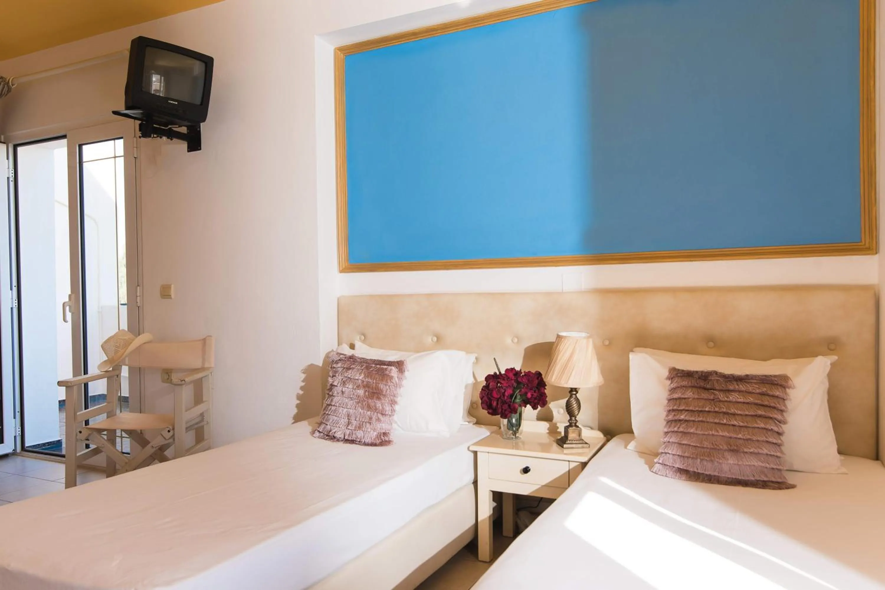 Bedroom, Bed in Yiannis Manos Hotel Resort