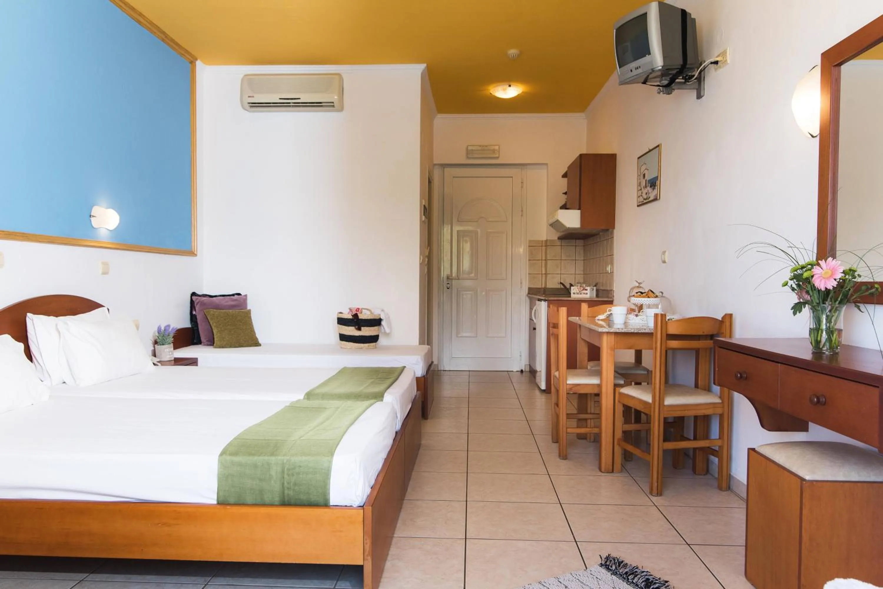 Kitchen or kitchenette, Bed in Yiannis Manos Hotel Resort