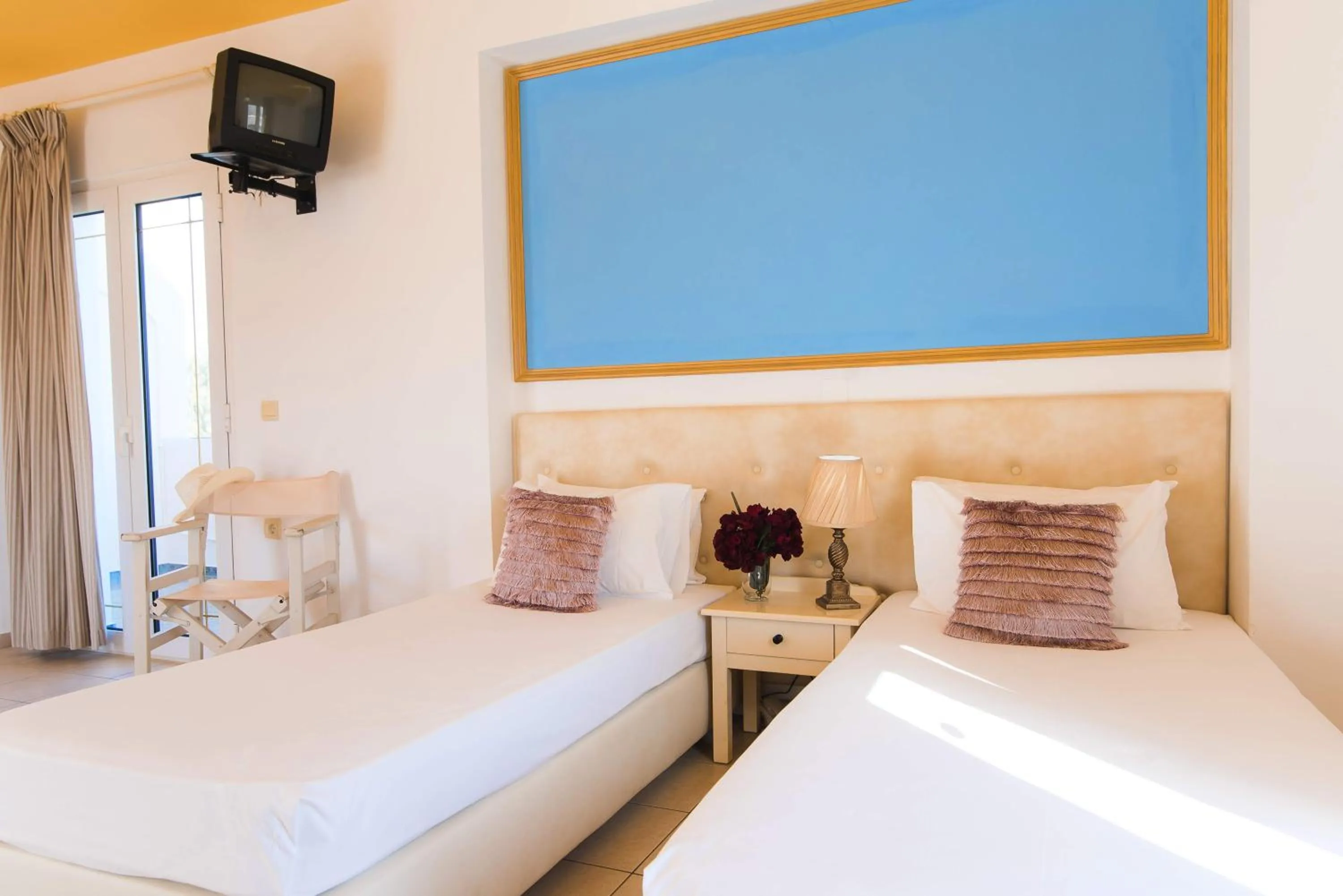 Bedroom, Bed in Yiannis Manos Hotel Resort