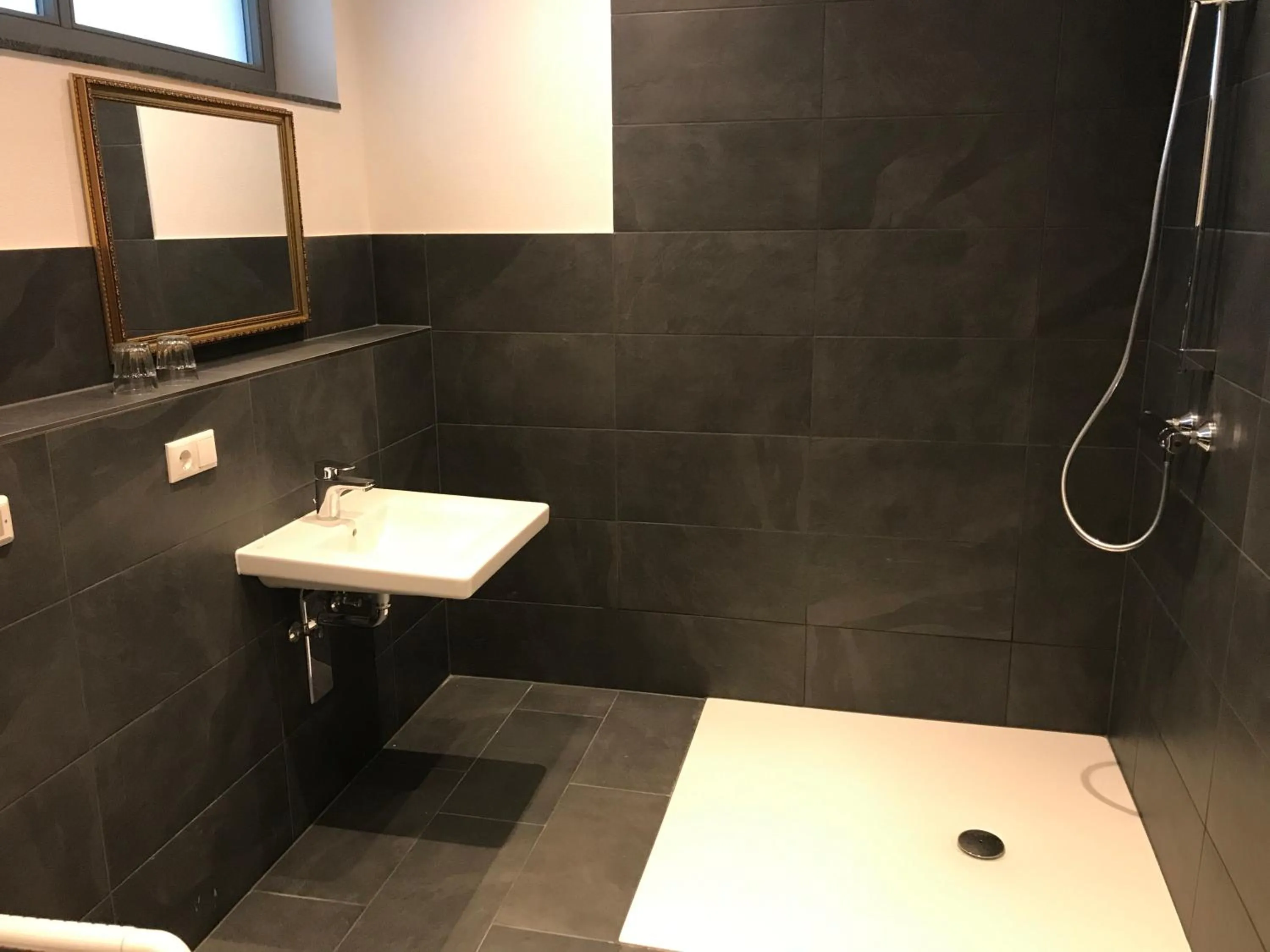 Facility for disabled guests in Gästehaus Lausnitz Zimmer