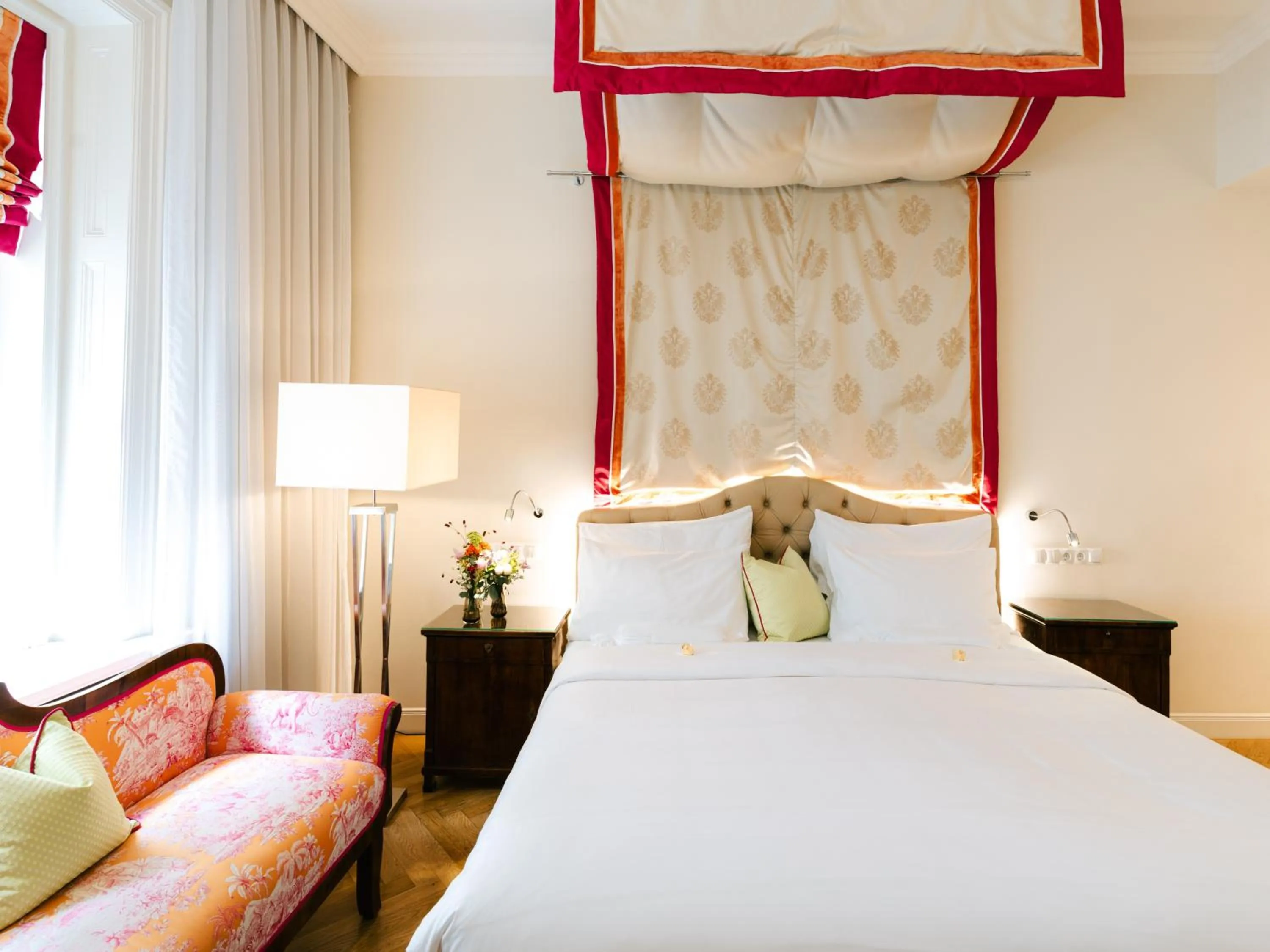 Photo of the whole room, Bed in Hotel Kaiserhof Wien